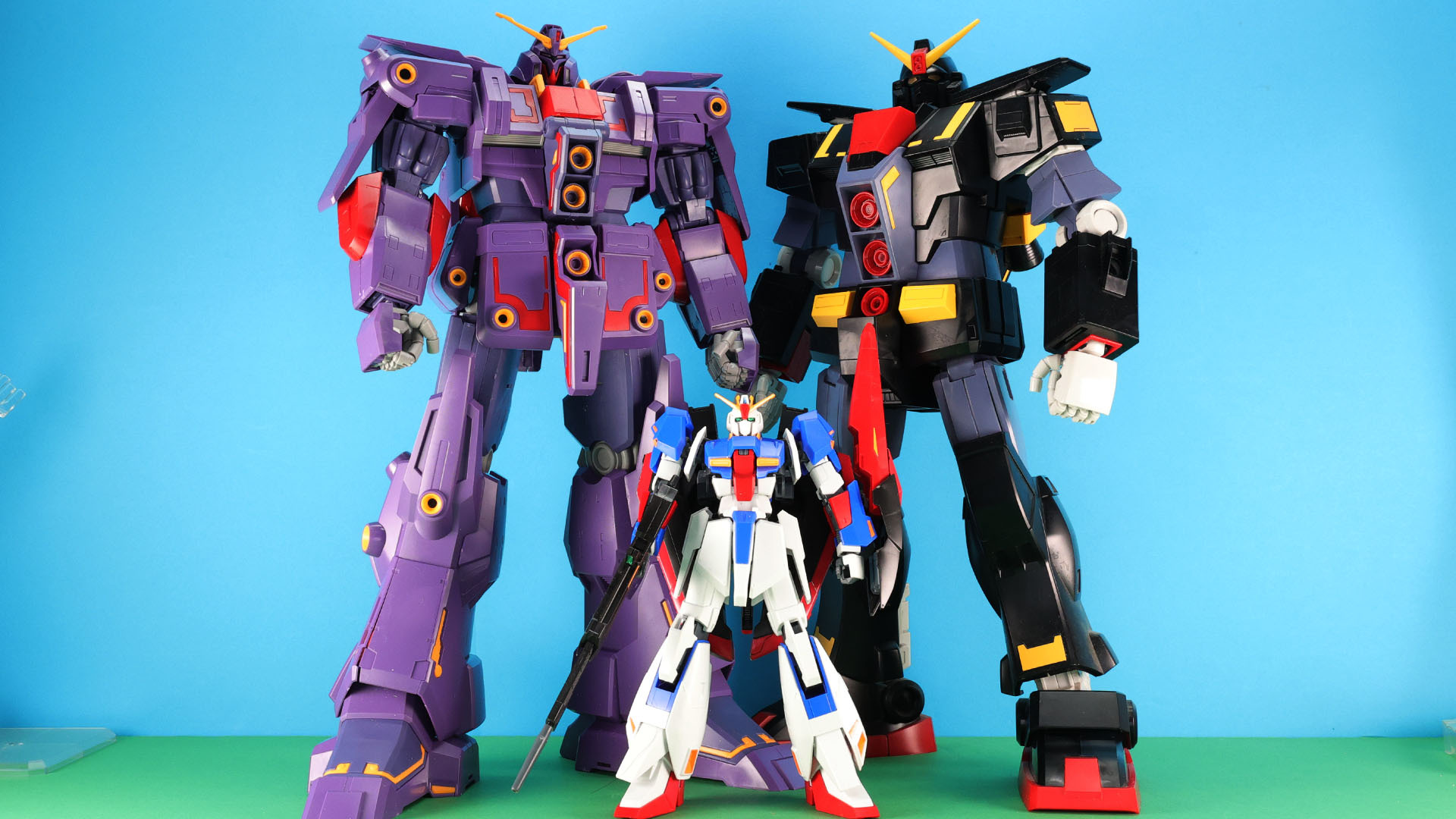 同スケールの「HGUC 1/144 ゼータガンダム」、「HGUC 1/144 サイコガンダム」と並べるとその大きさがよくわかります