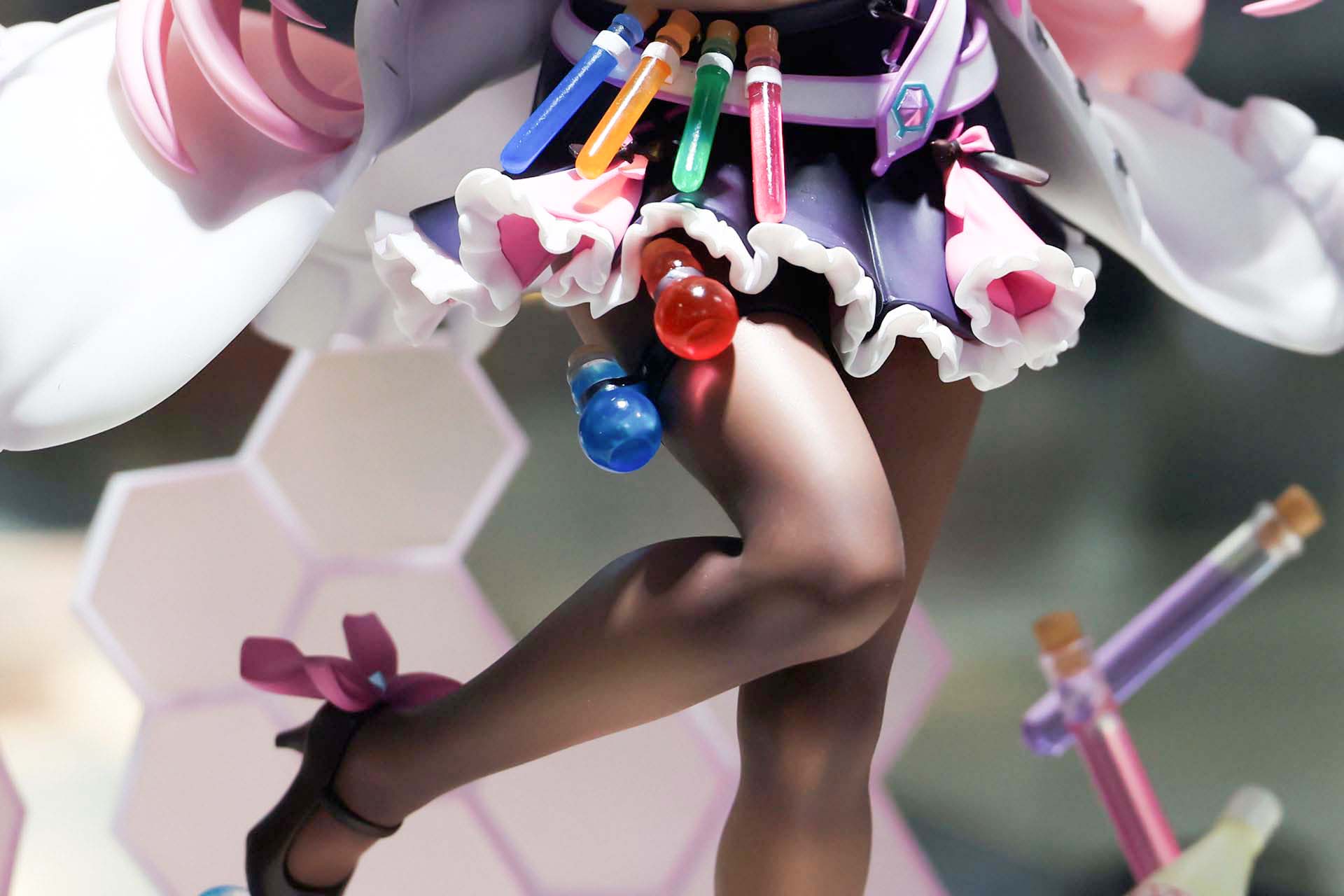 試験管が装備品のように身に付けられている