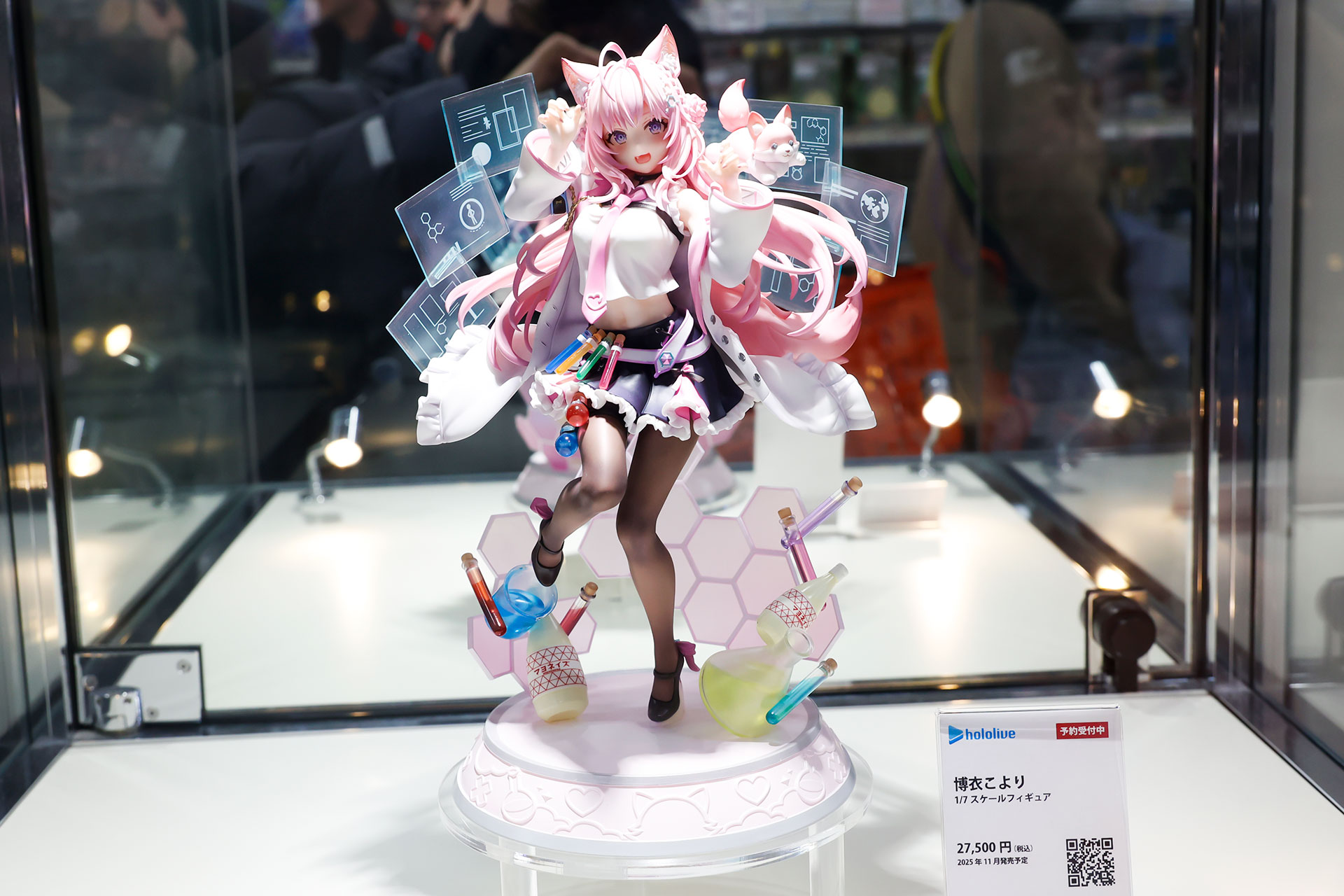 フィギュアの素材はPVCとABSで、台座部分を含む全高は約250mmだ