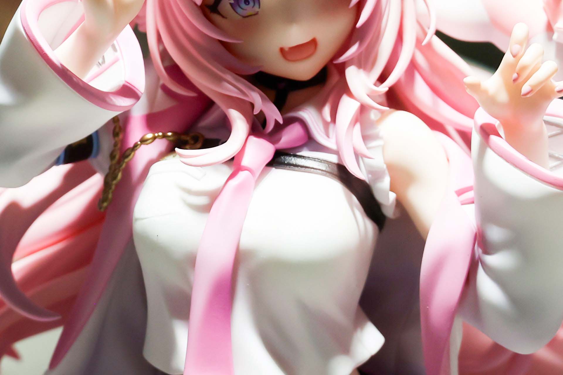 白い衣装にピンク色のネクタイがよく似合う