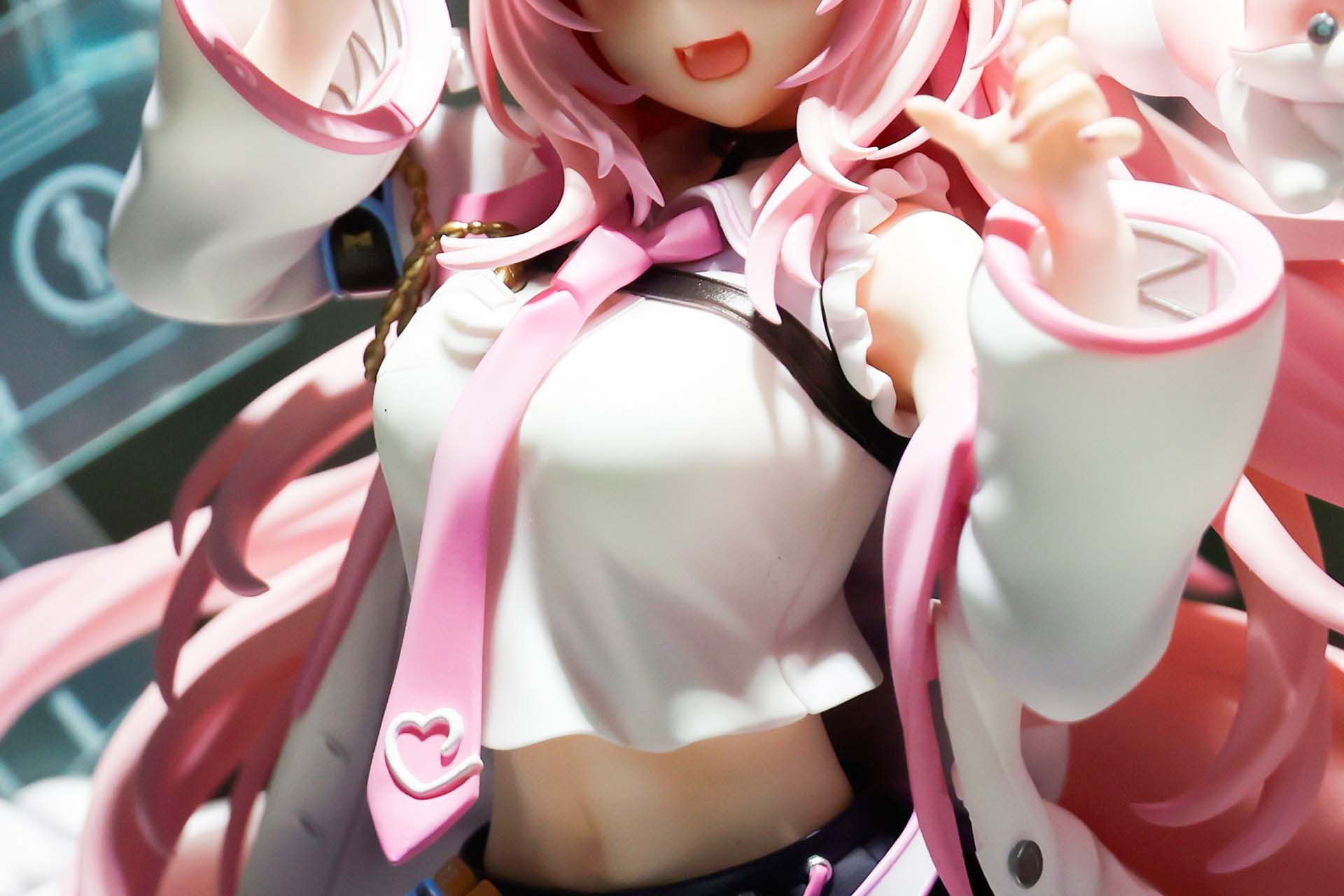 ネクタイにはハート型のネクタイピンが付けられている