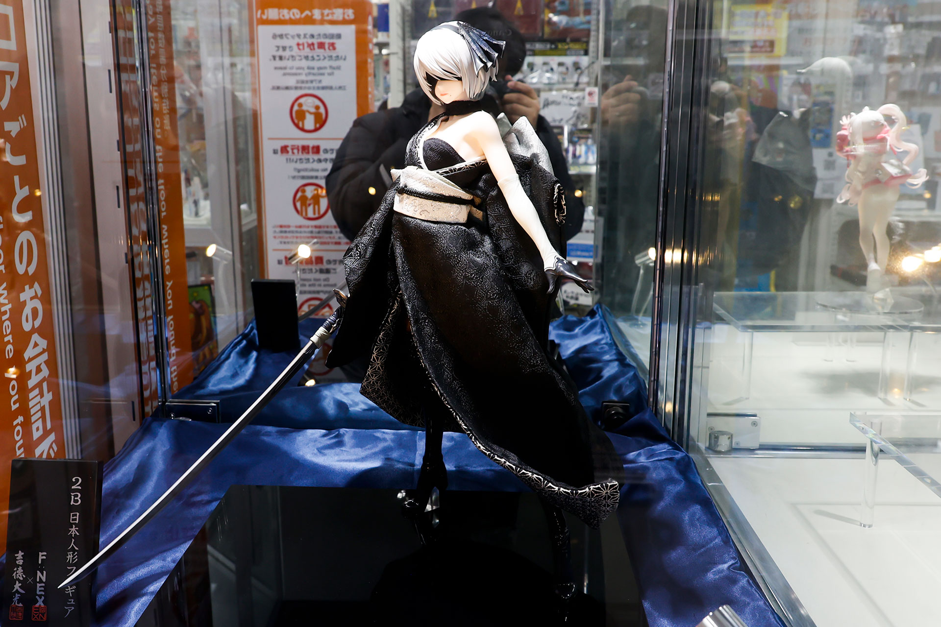 フィギュアの全高は、台座部分を含み約430mmだ