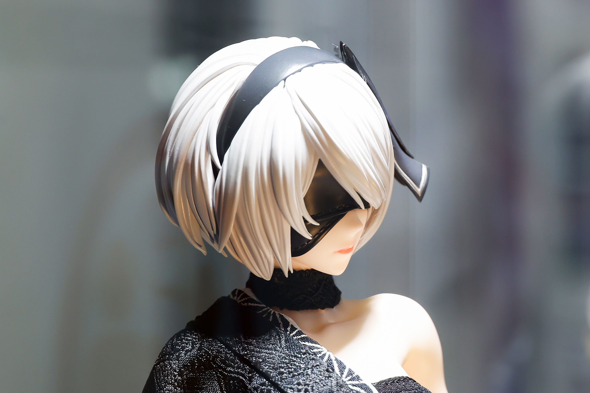 流れるような髪の形も丁寧に作りこまれている