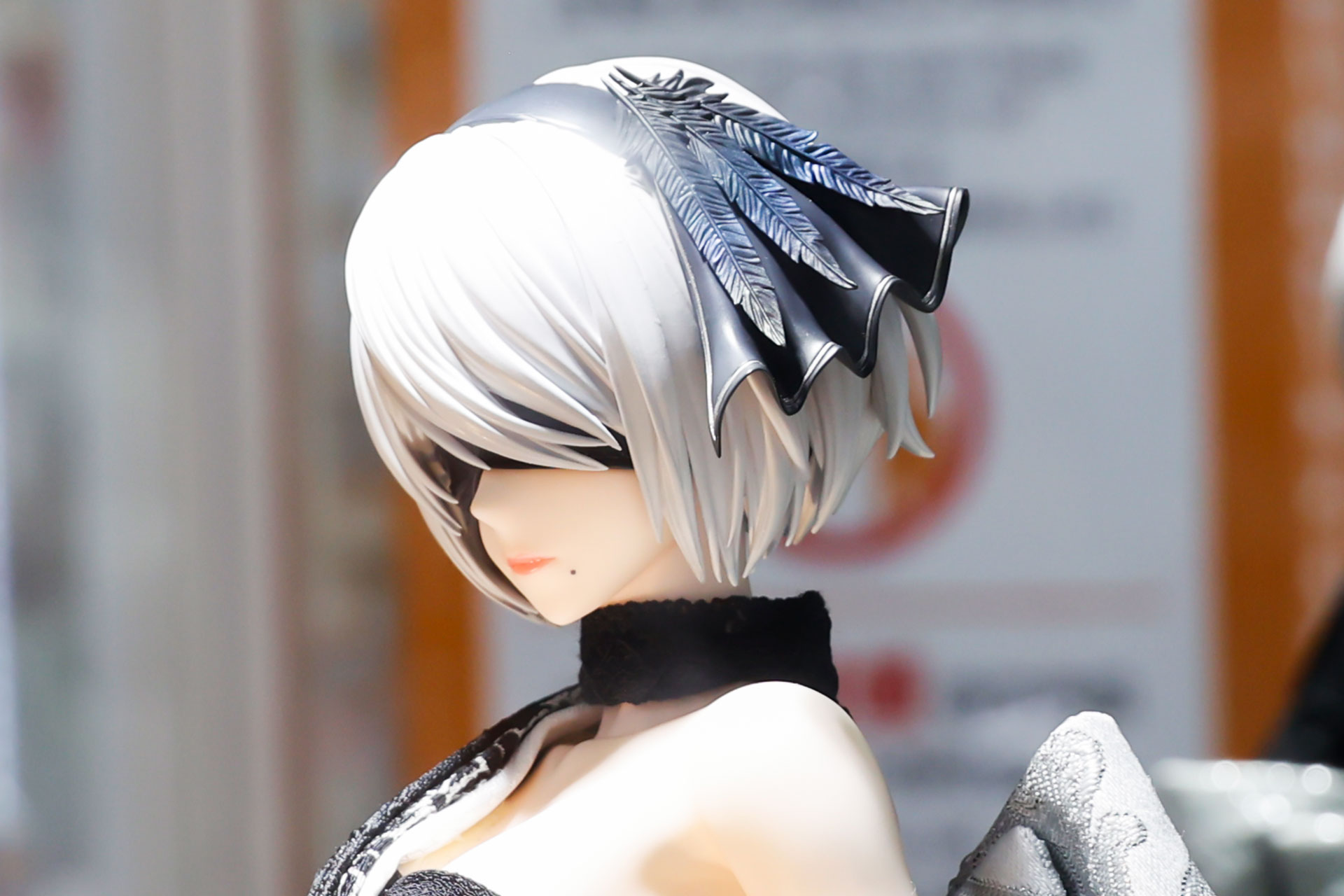 口元近くのほくろも再現されている