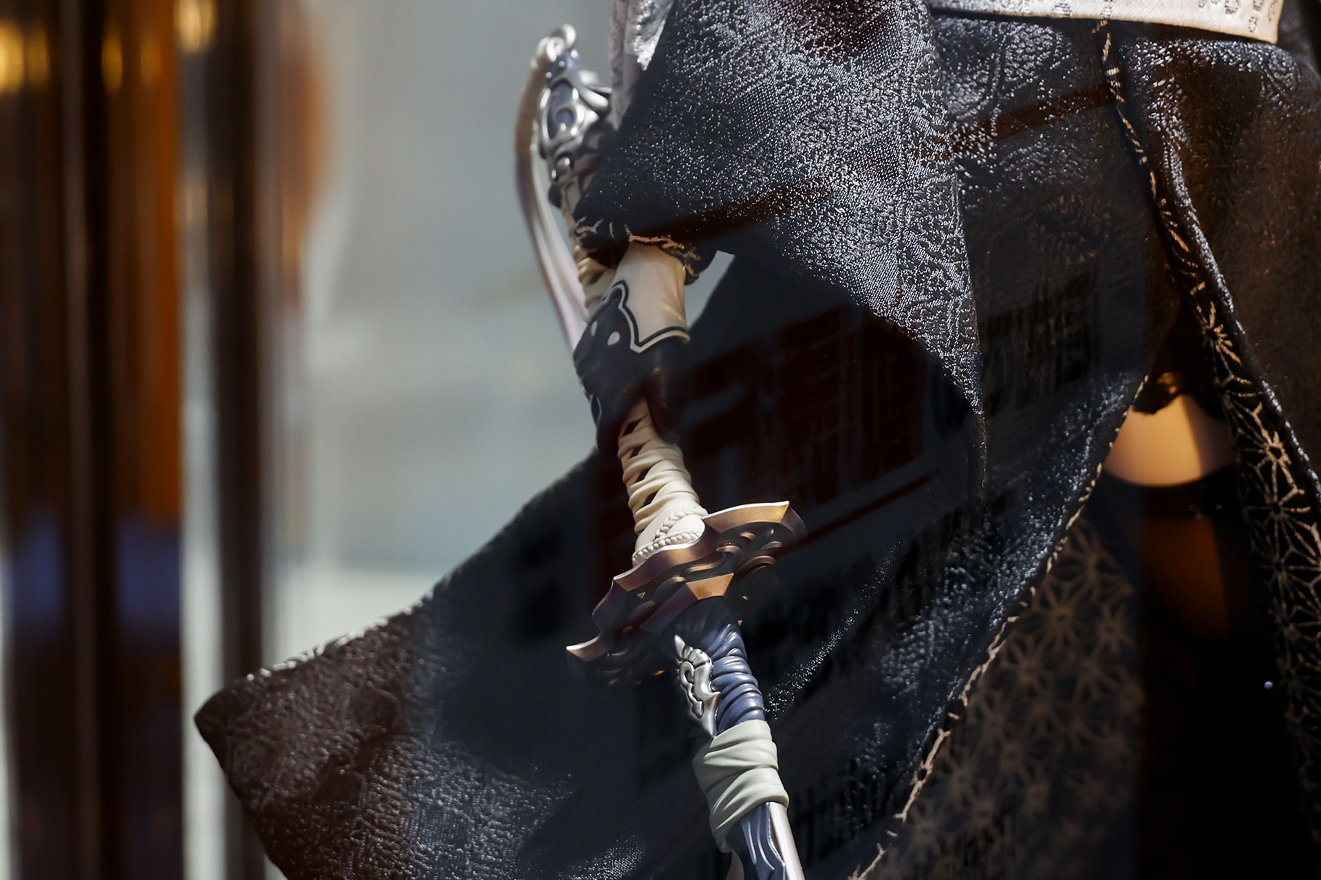 手には日本刀を持っている