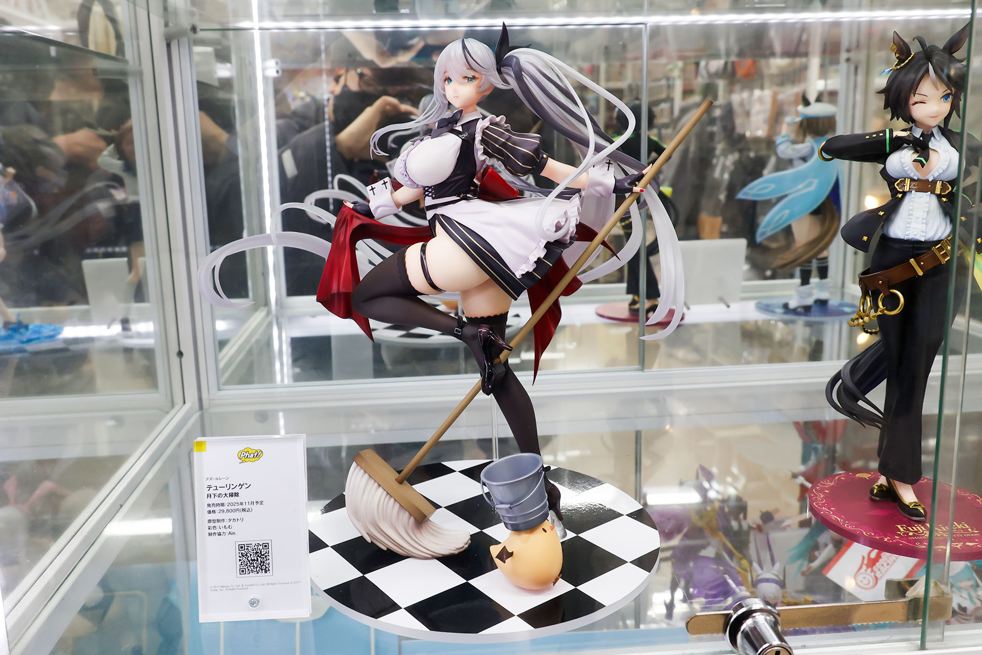 フィギュアの素材はプラスチックで、全高は約270mmだ