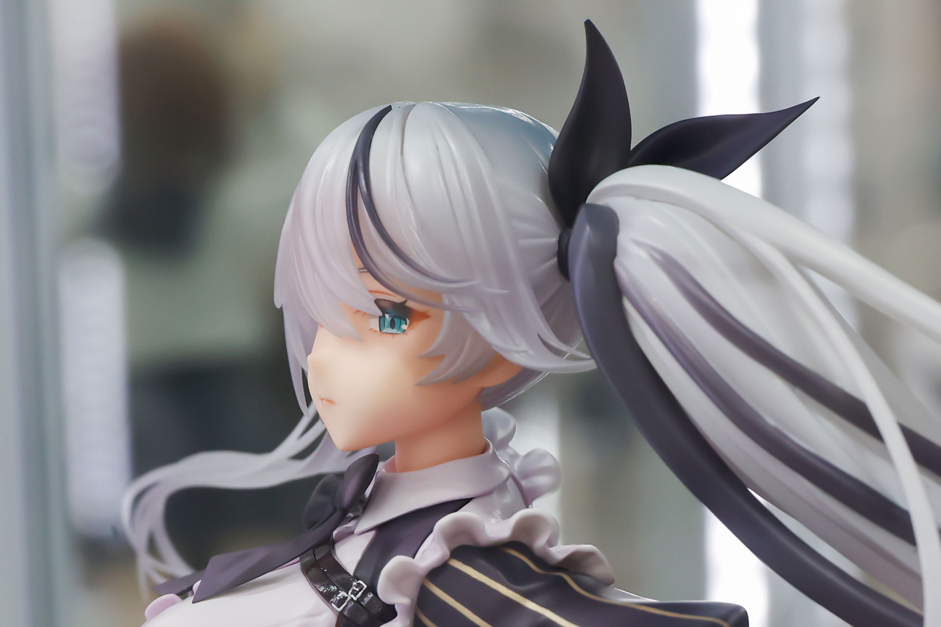 髪の一部はポイントカラーで染められている