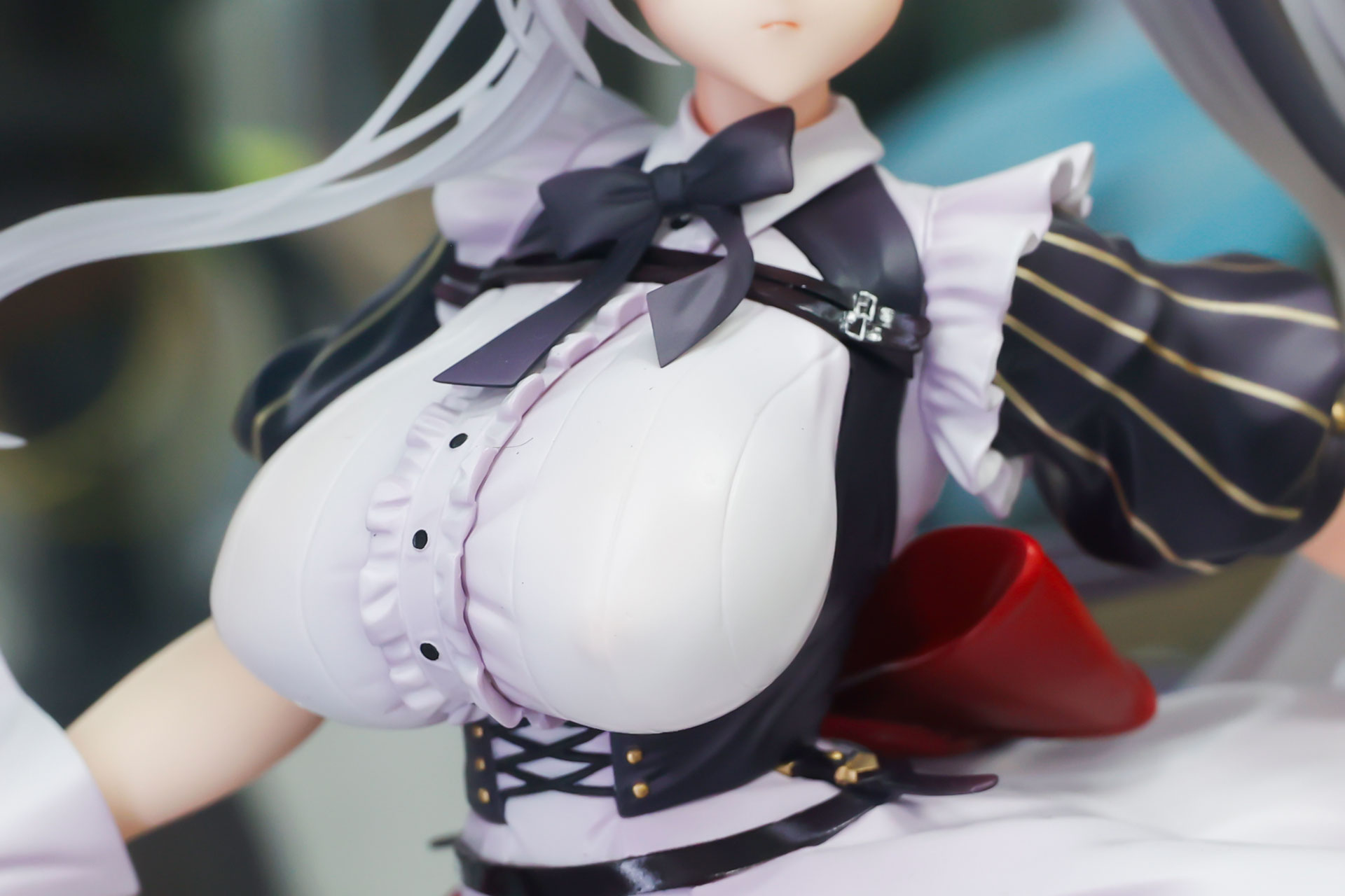 隠しきれないぐらい大きなバスト