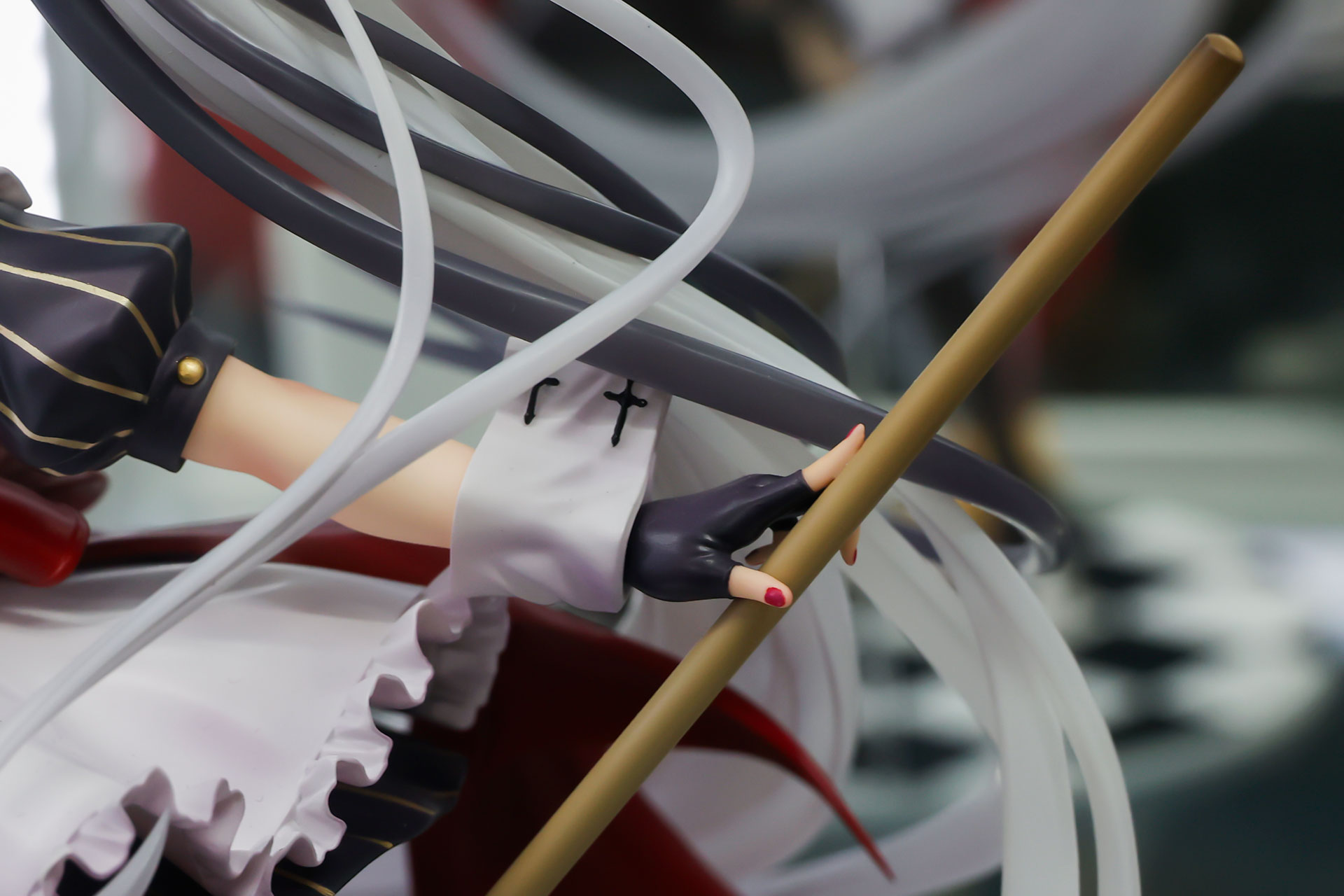 指には赤いネイルが塗られている