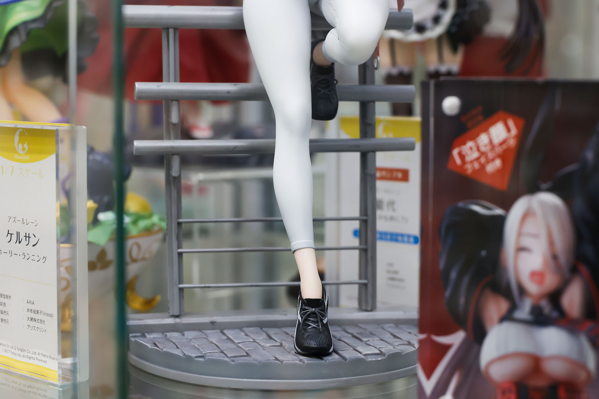 台座はジオラマ風になっている