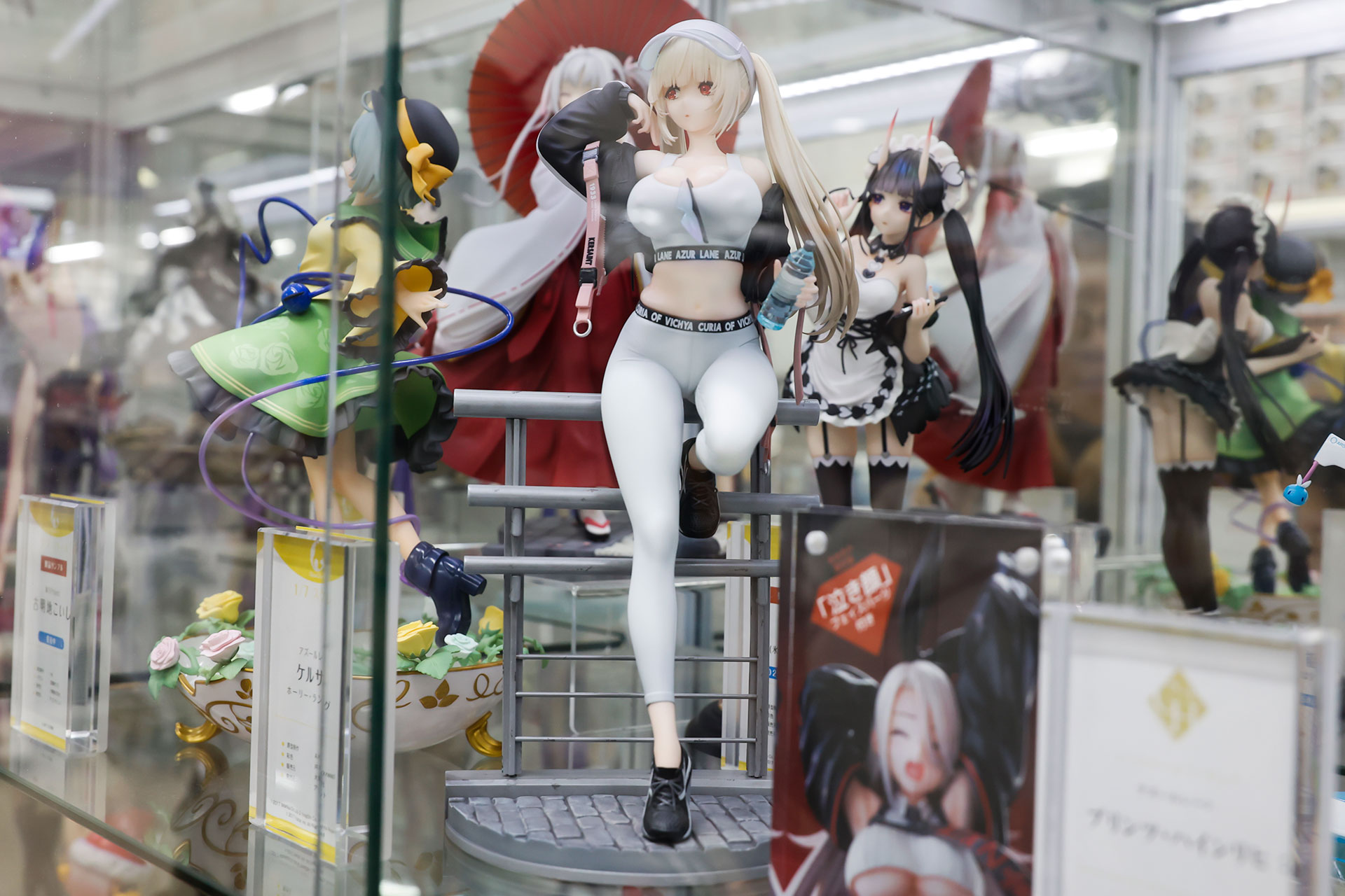 フィギュアの素材はPVCとABSで、台座部分を含む全高は約240mmだ