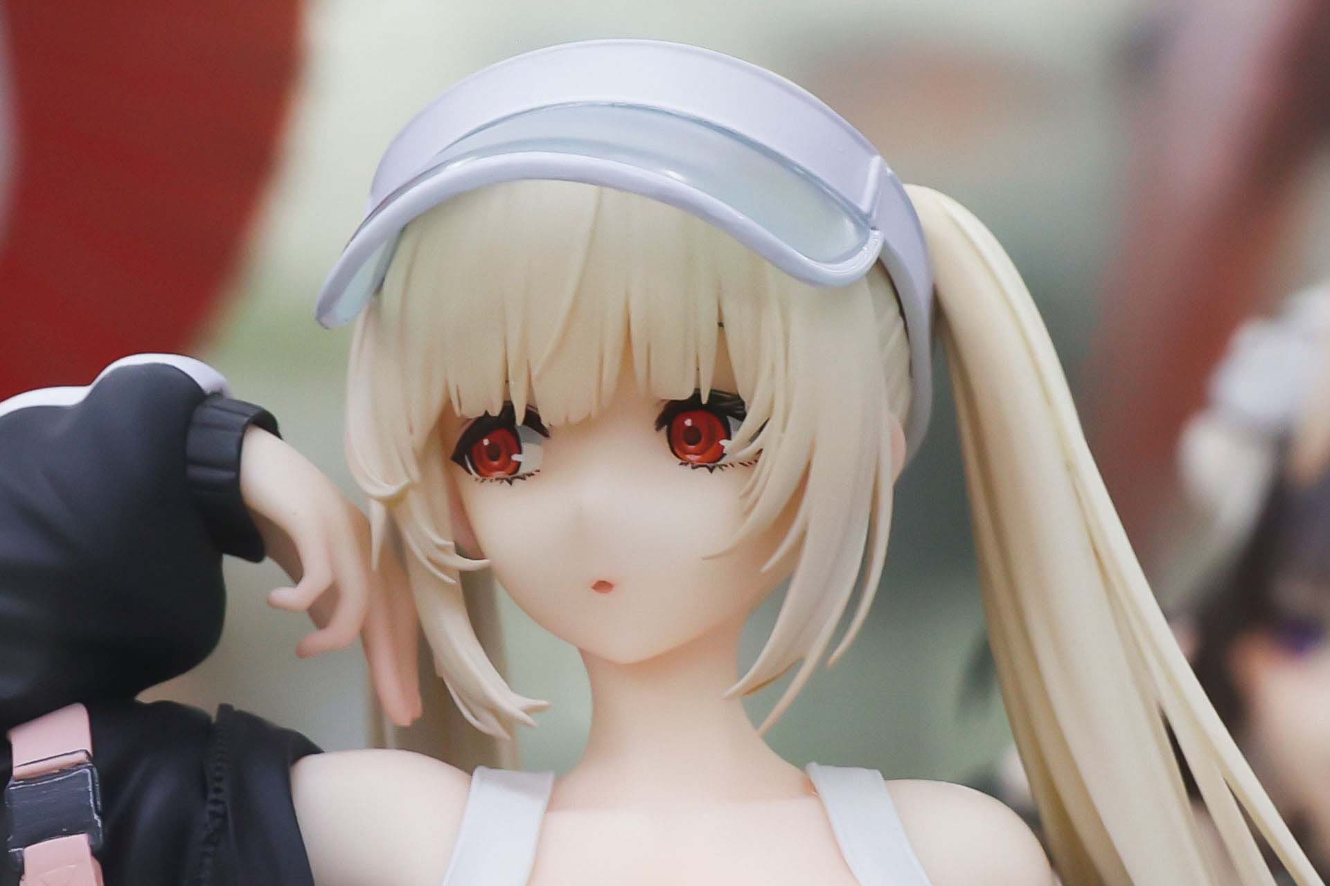 金色の髪は繊細に作りこまれている