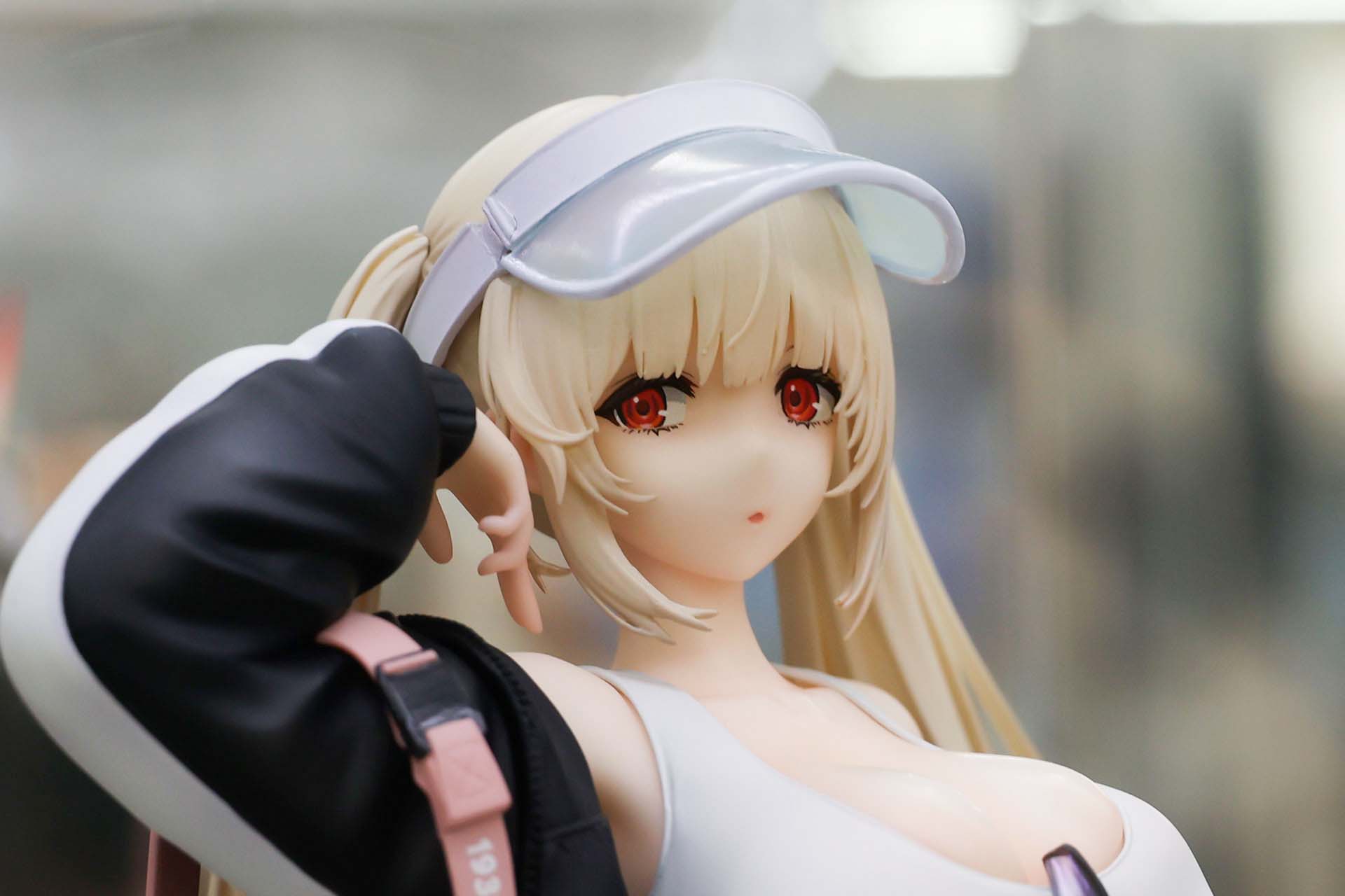 赤く大きな瞳と小さくつぼめた口も特徴的だ