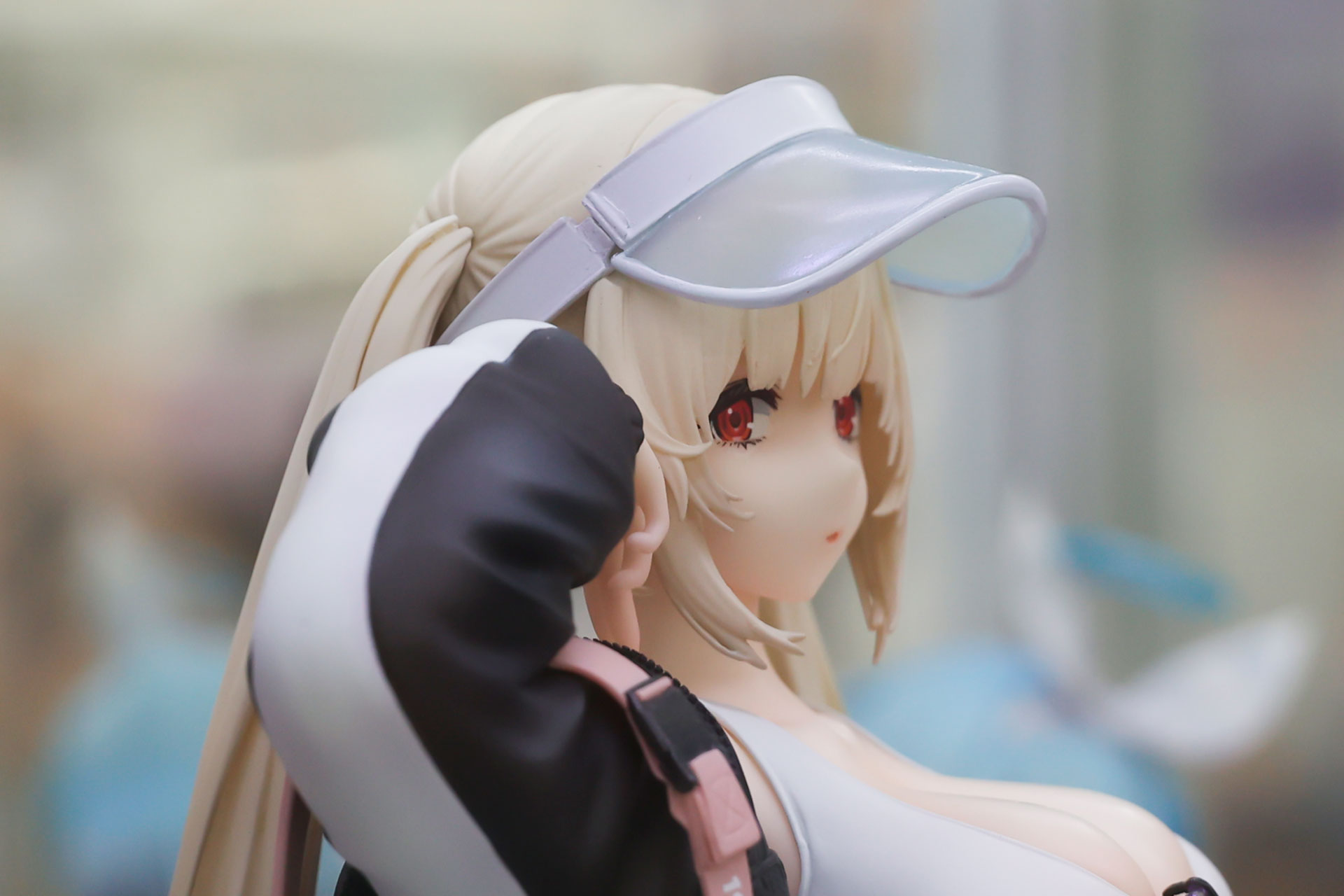 サンバイザーの一部にはクリアパーツが採用されている