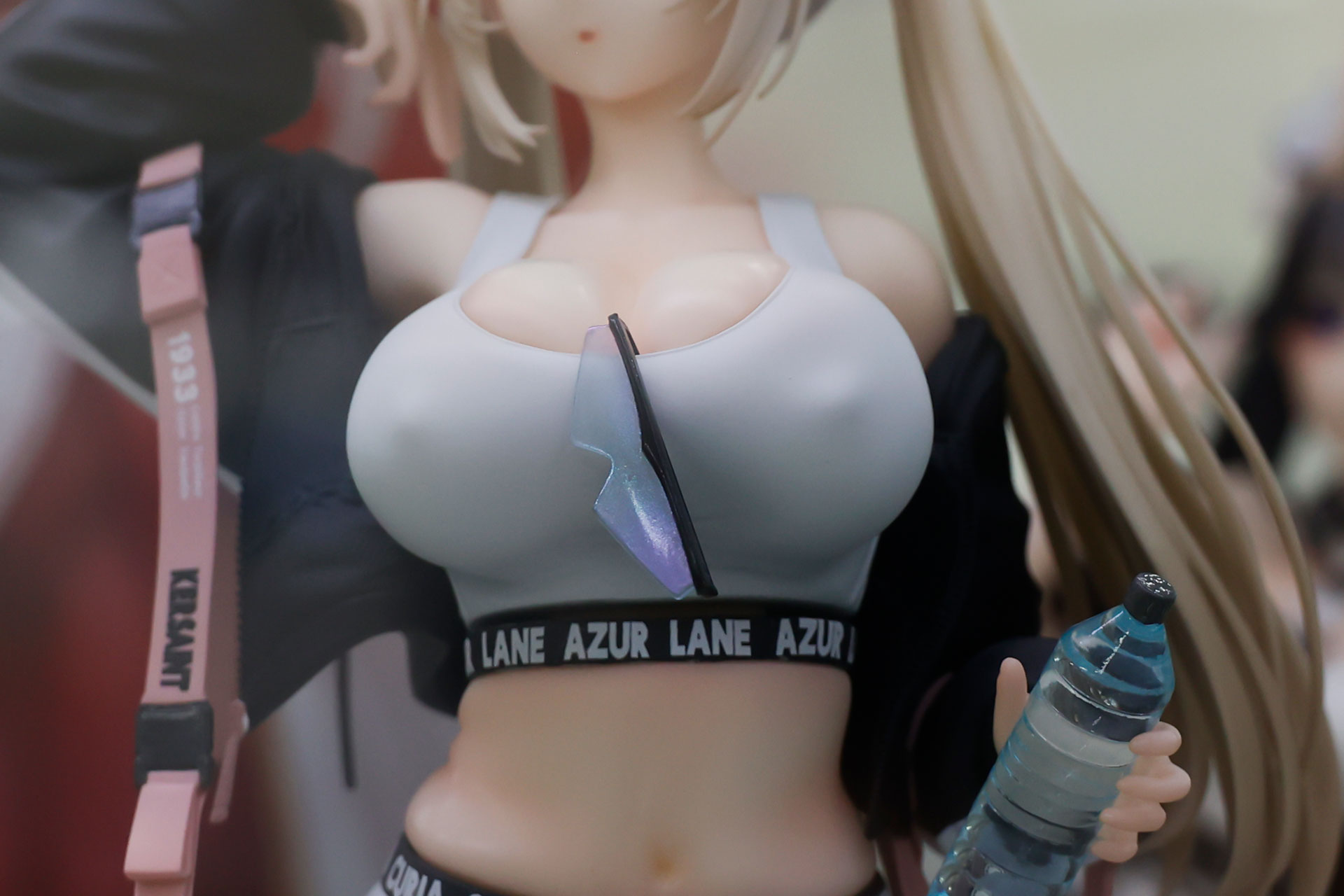 胸元にはサングラスが引っかけられている