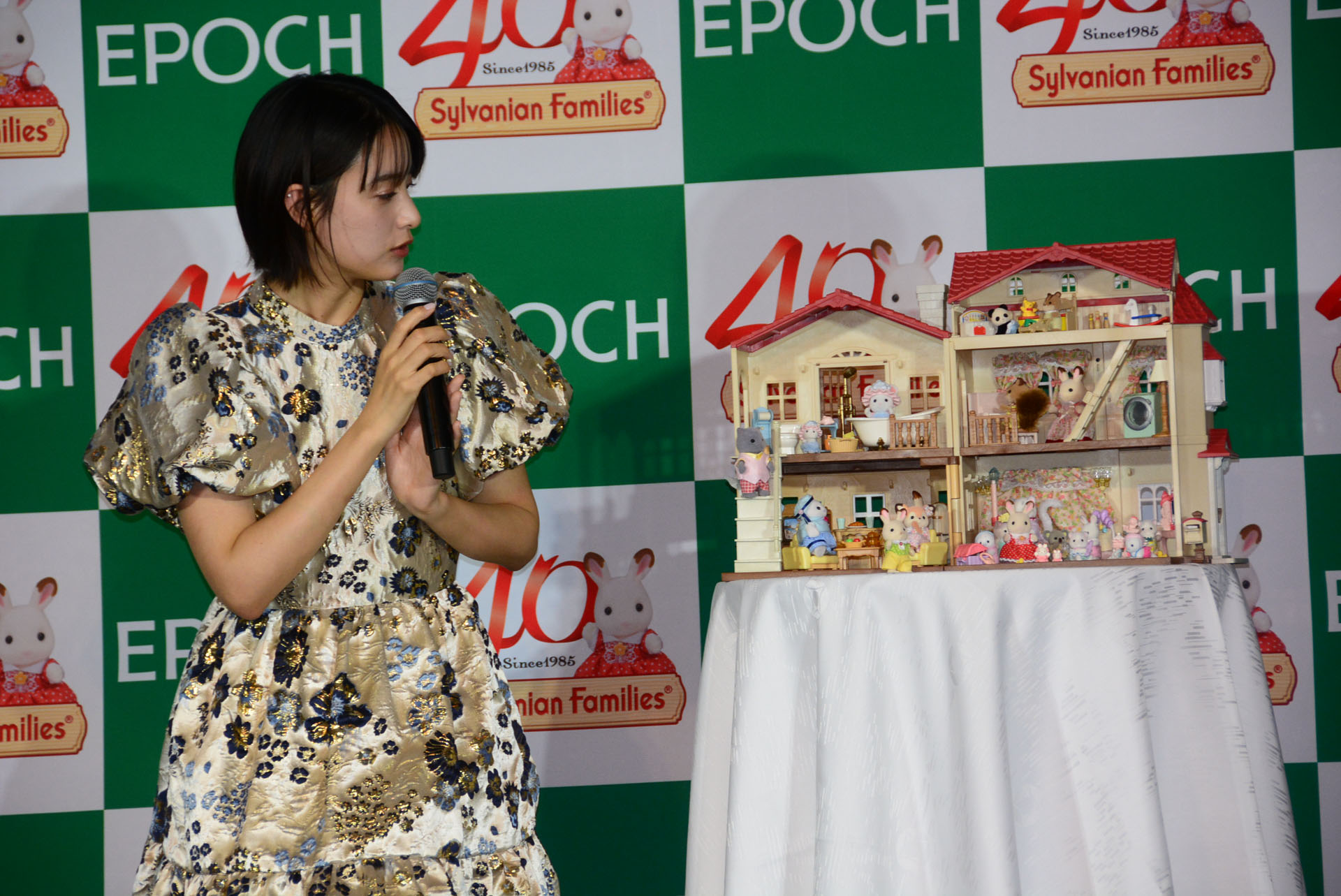 自分の子供の頃の思い出だけでなく、今でも変わらない「シルバニアファミリー」への愛を語った