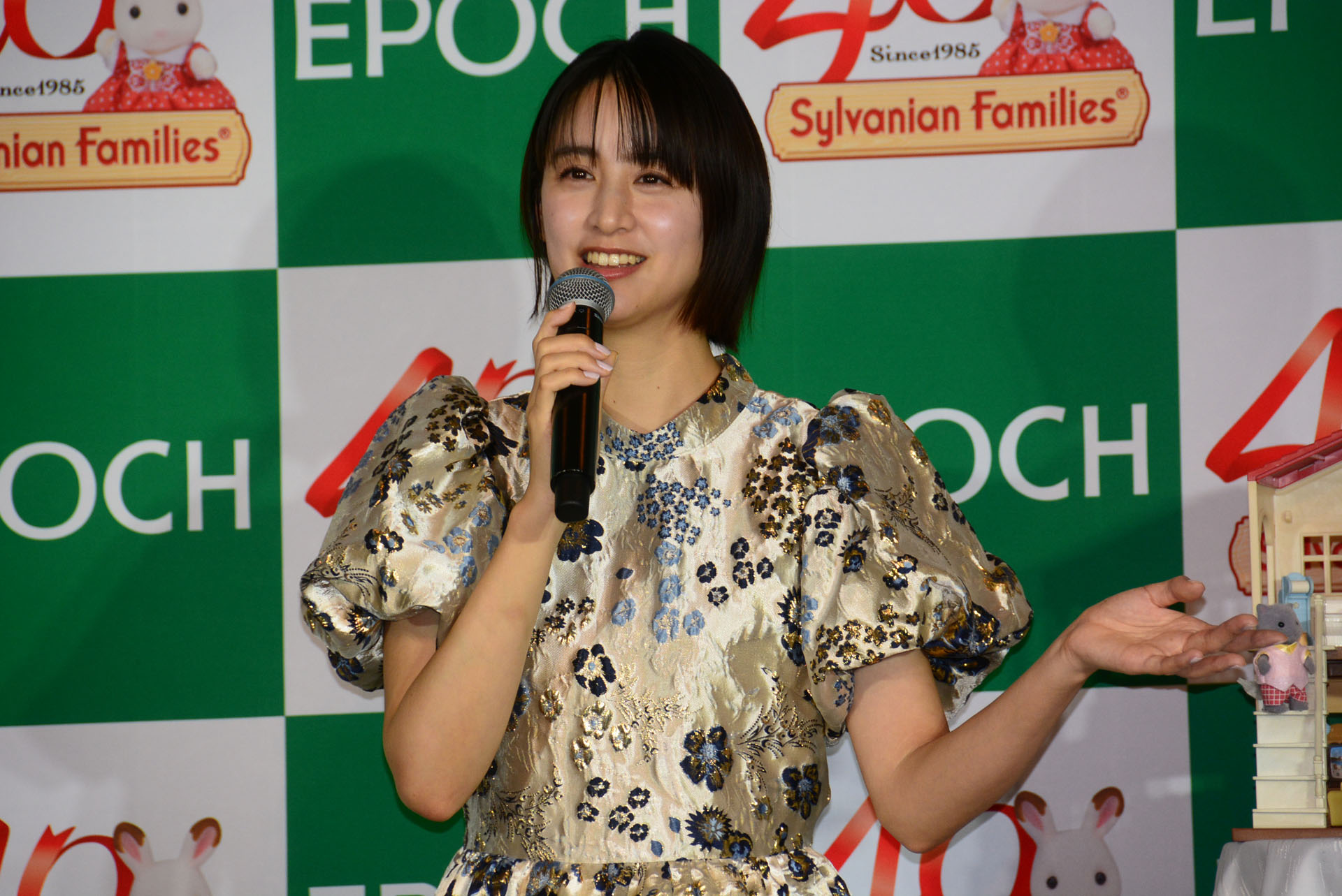 自分の子供の頃の思い出だけでなく、今でも変わらない「シルバニアファミリー」への愛を語った