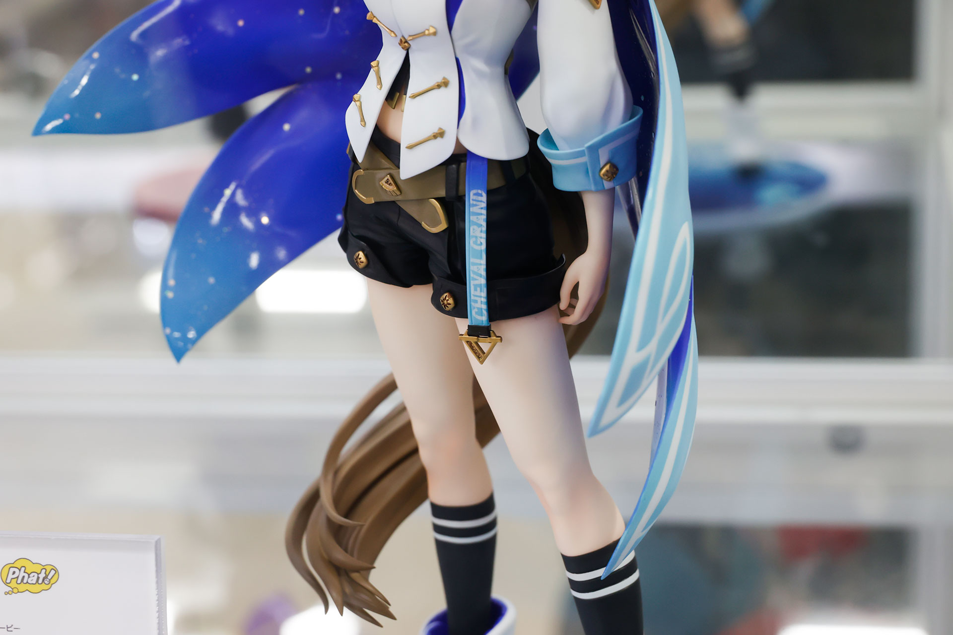 ズボンの下からは白い脚がすらりと伸びている