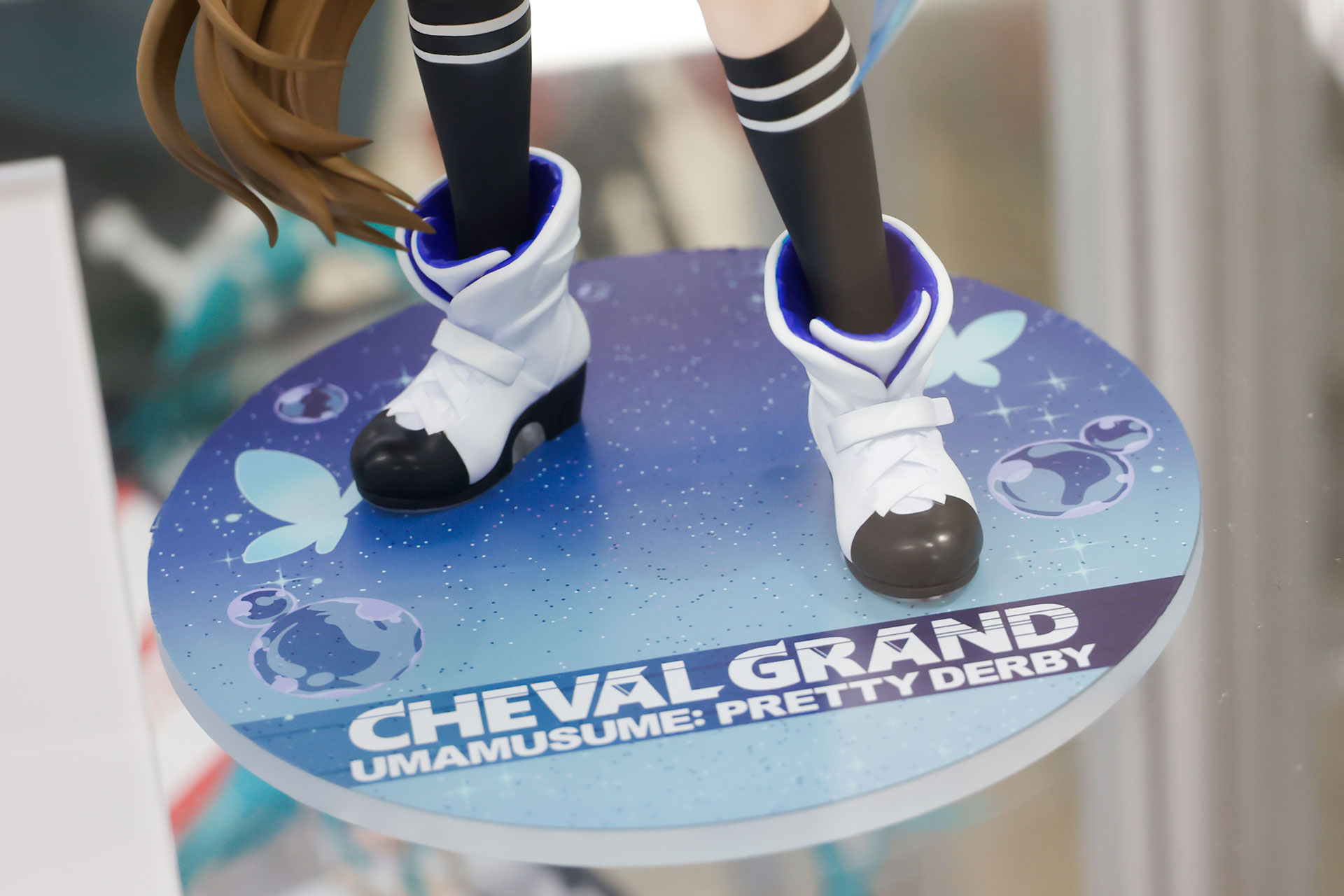 足元は近未来的なシューズを履いている