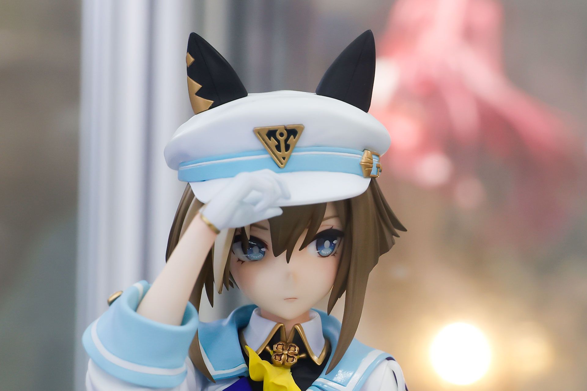 つばを手で持つポーズも決まっている