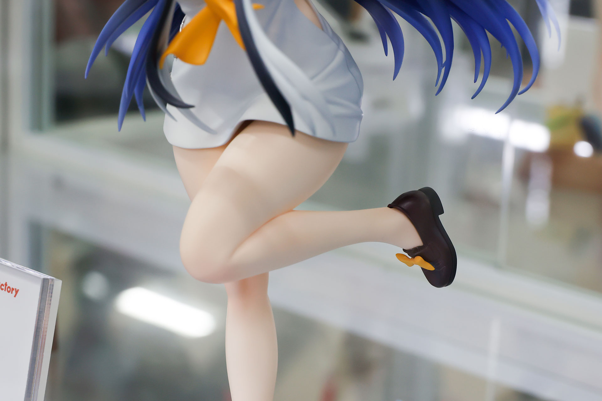 片足は大きく上げている