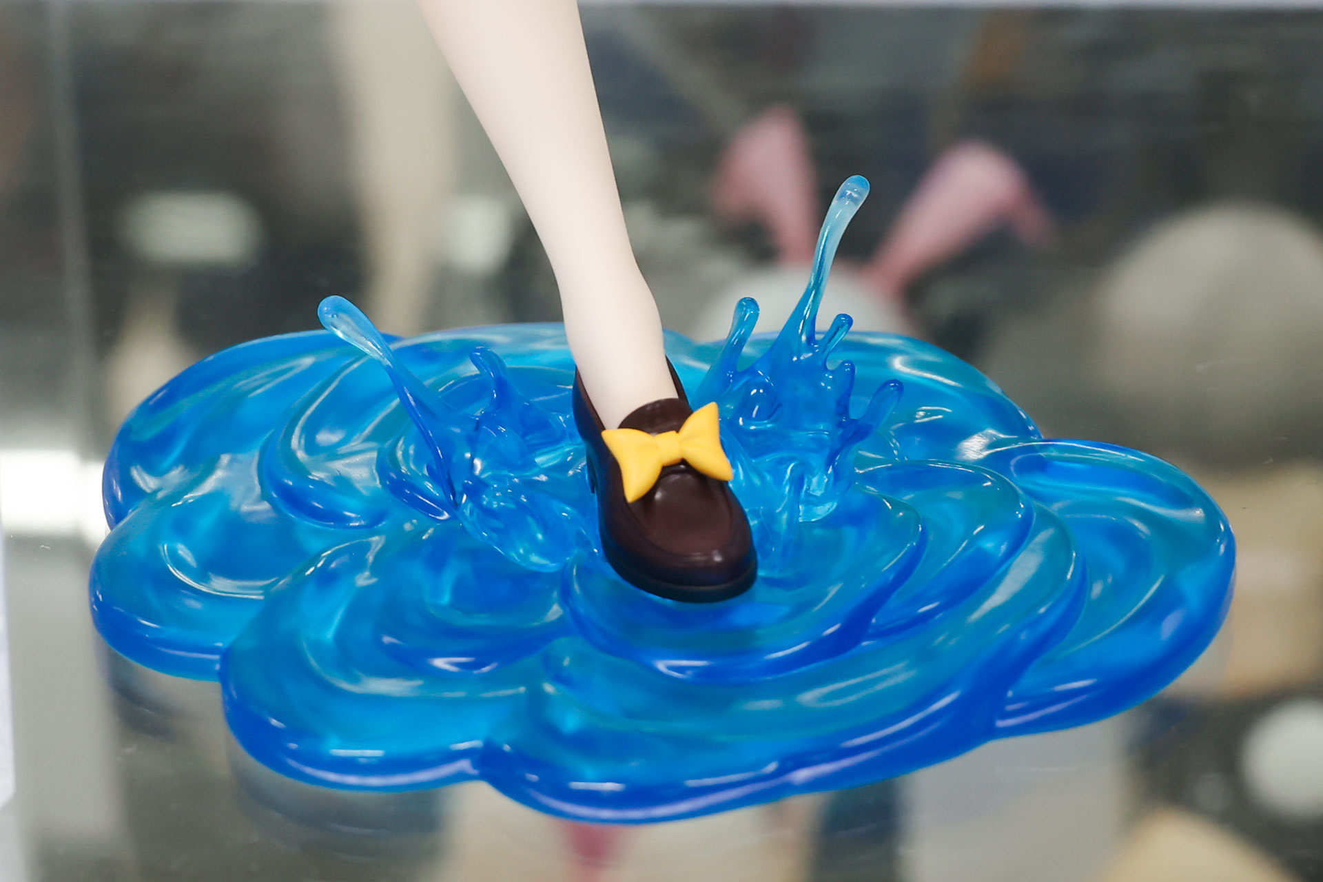 台座は水たまりのエフェクトのような形だ