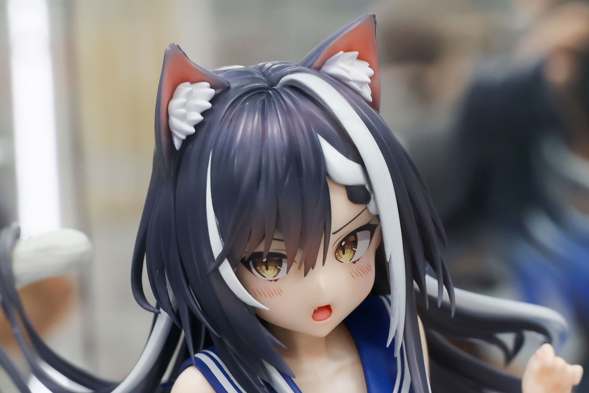 頭に猫耳が付いているだけではなく、表情もどこか猫っぽい