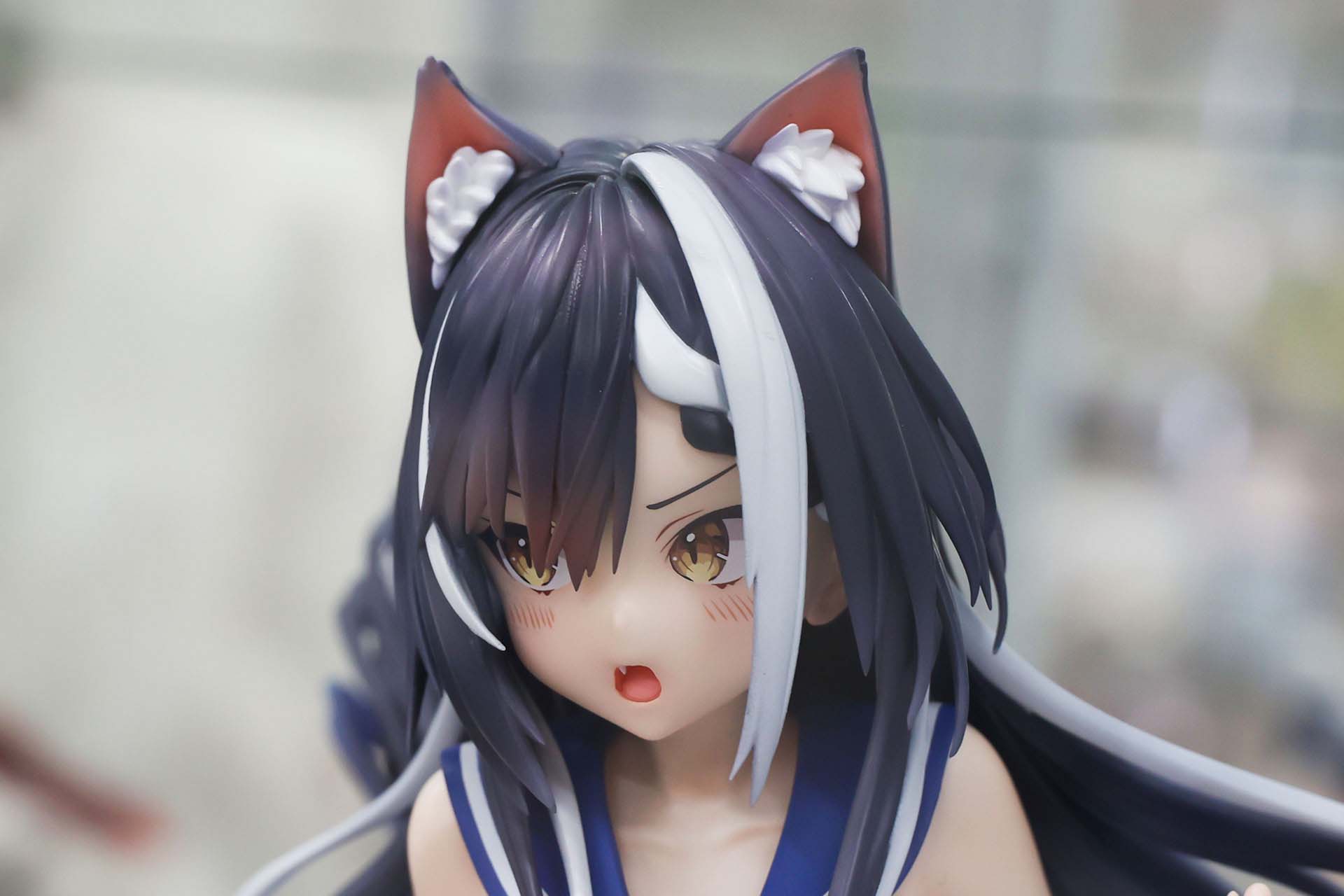 髪の一部はポイントカラーで白く染められている