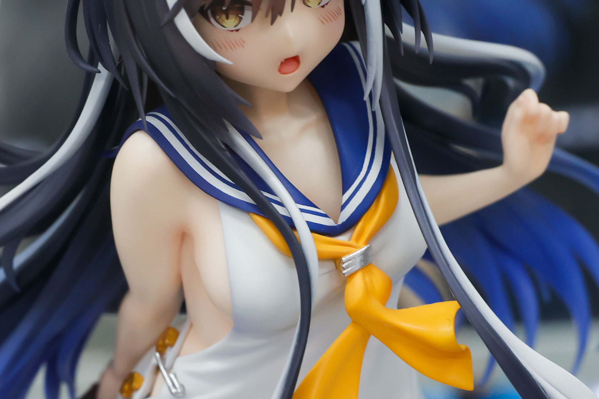 セーラー服だがセクシー過ぎ!?