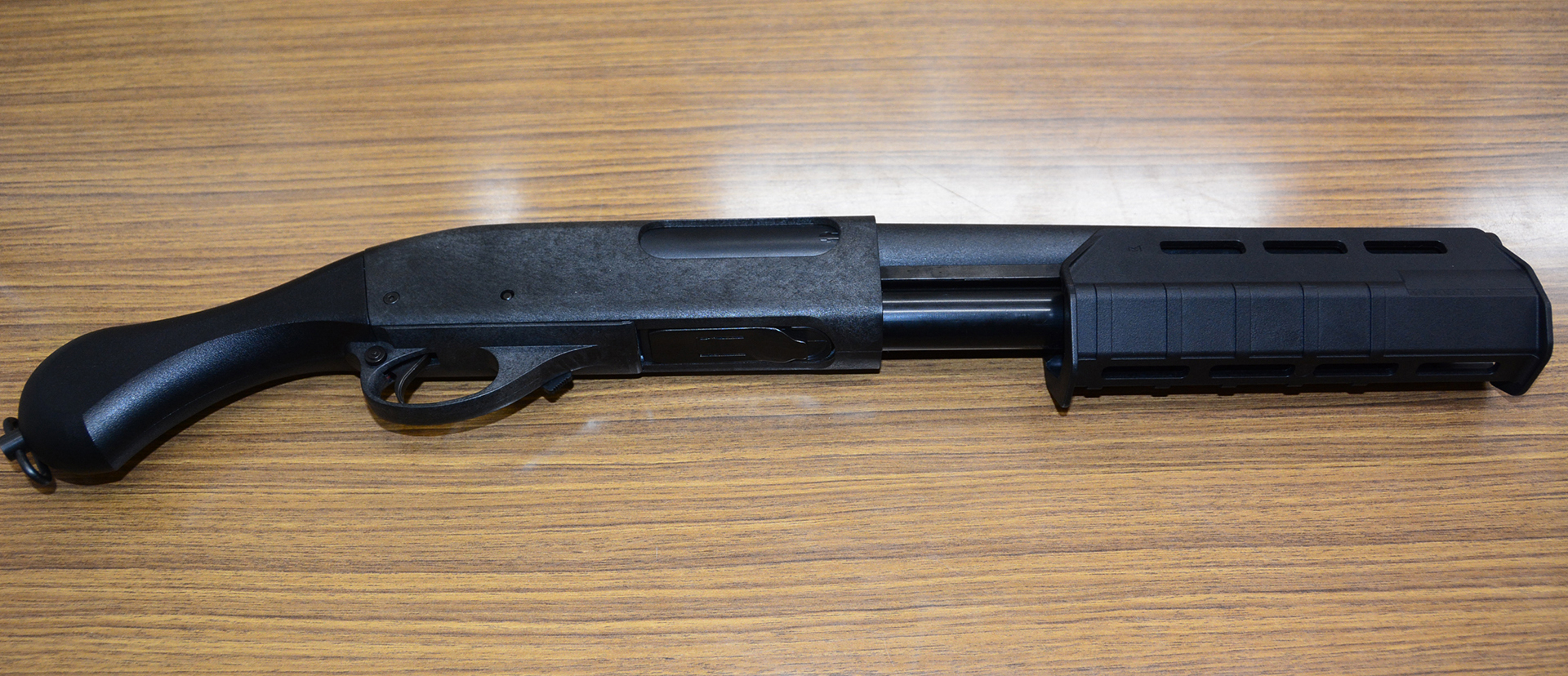 マルゼンの「CA870 TAC-10」。ホームセキュリティー向けに開発された「レミントン 870 TAC-14」がモチーフ。様々な装備が装着可能な「M-LOK」対応のスロットを持つ、現代的なデザインのショットガンだ