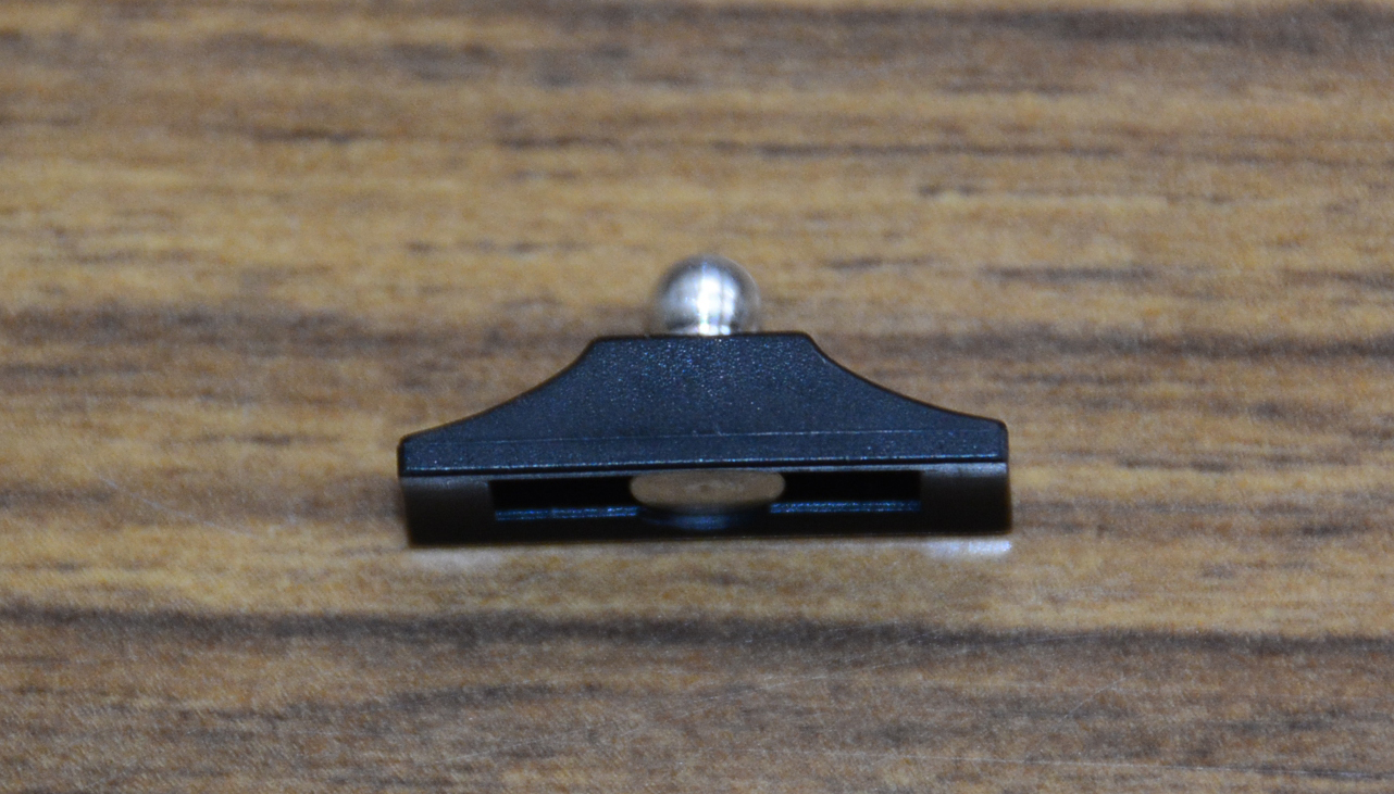 製品にはビーズサイトが付属しており、両面テープで装着が可能。常用する場合は接着することもできる