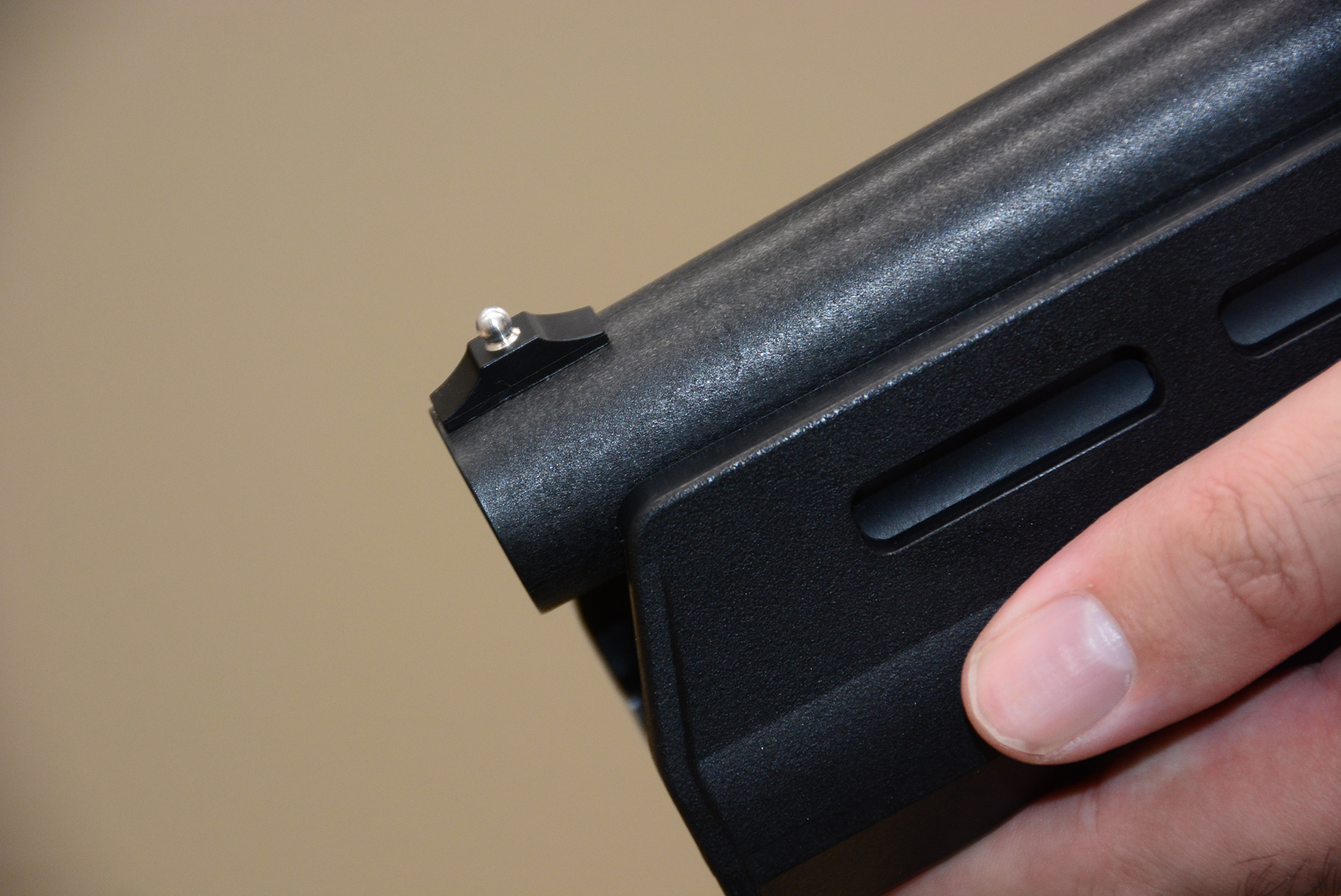 製品にはビーズサイトが付属しており、両面テープで装着が可能。常用する場合は接着することもできる