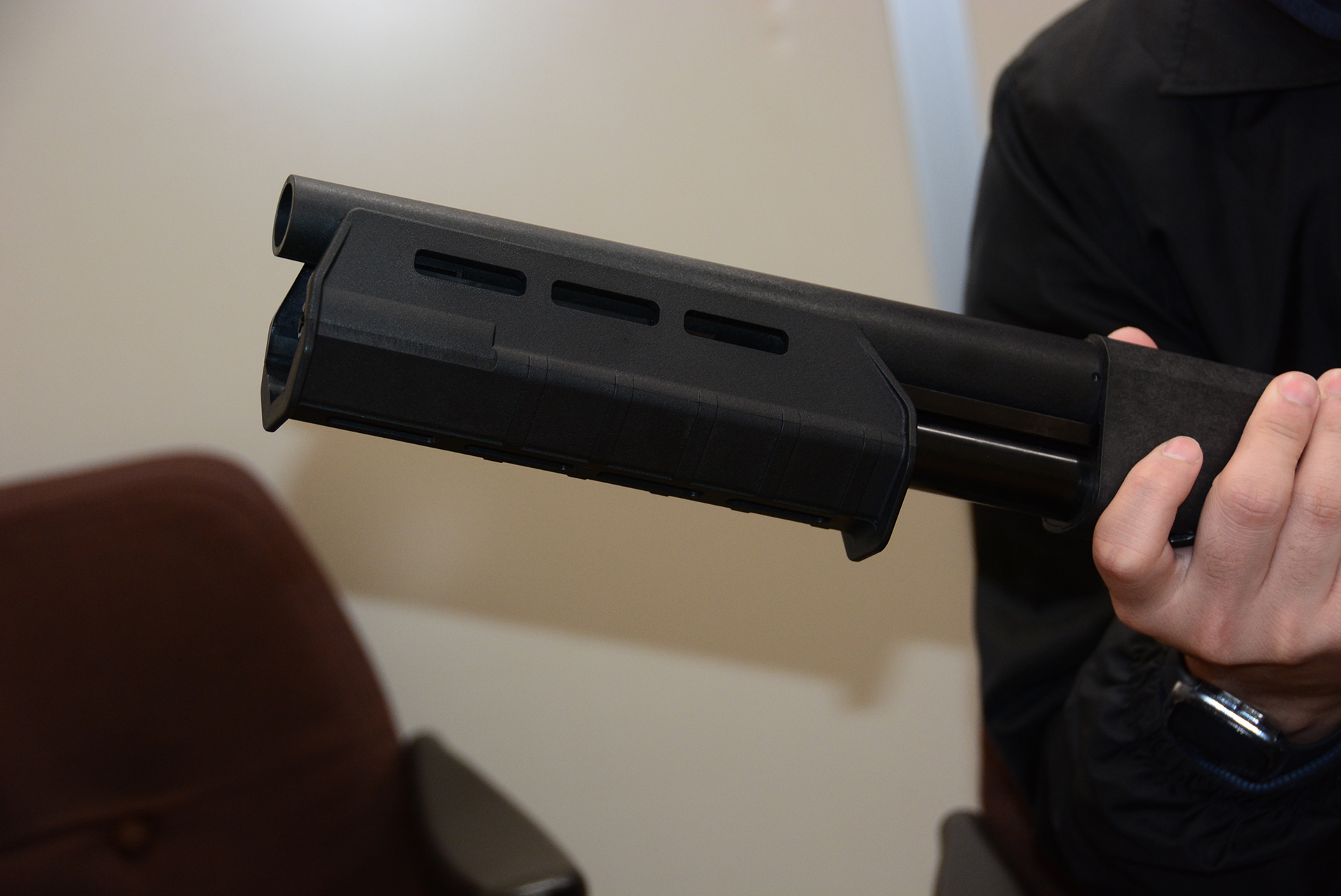 「CA870 TAC-10」に現代的な雰囲気を与えるフォアグリップ。Magpul社のフォアグリップを参考に製作されている