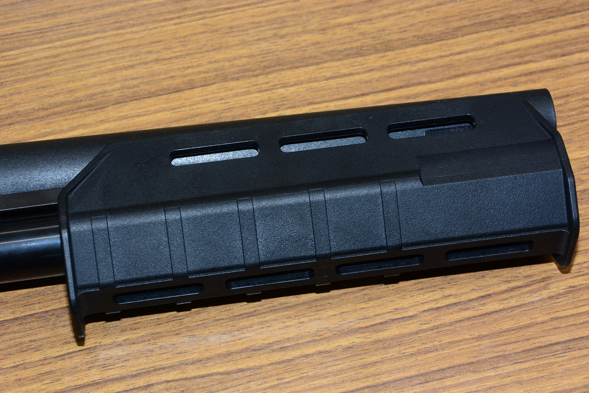 「CA870 TAC-10」に現代的な雰囲気を与えるフォアグリップ。Magpul社のフォアグリップを参考に製作されている