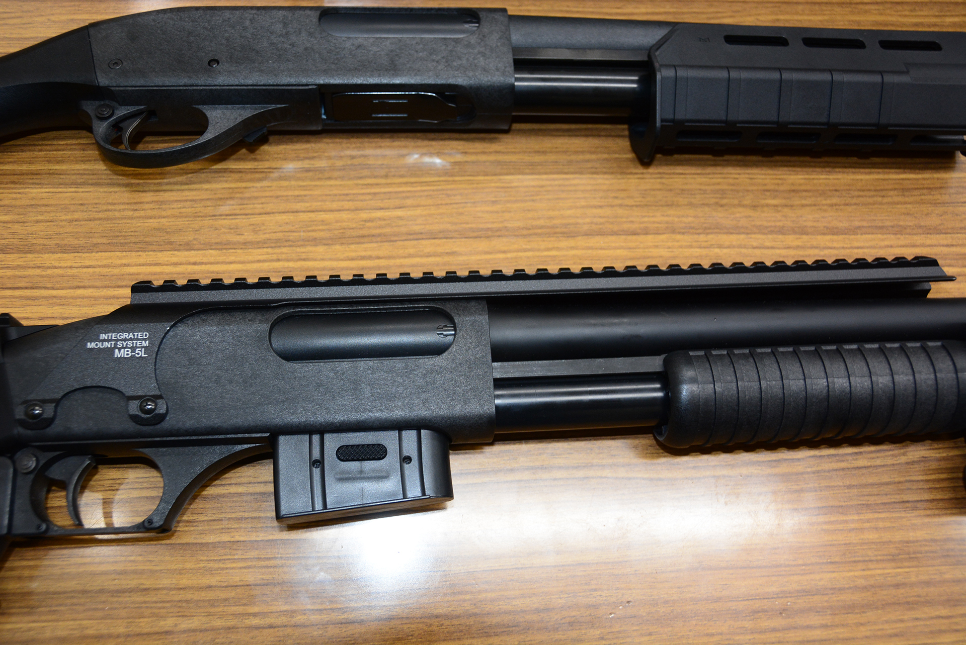 本体にかぶせるように銃上部にマウントベースを取り付けられる