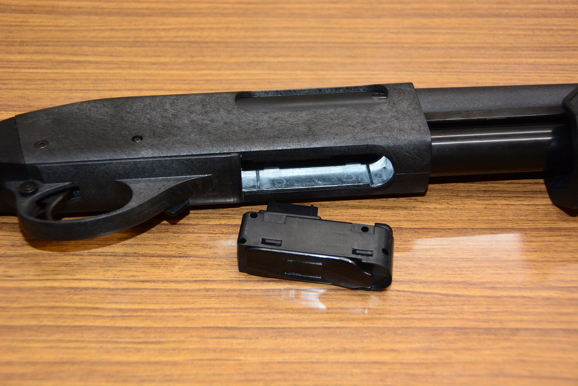 BB弾が20発入るマガジン。銃本体にすっぽり入り、出っ張りがない。しっかり装着されるが、ダミーキャリアーを押すだけで簡単に外すことができる