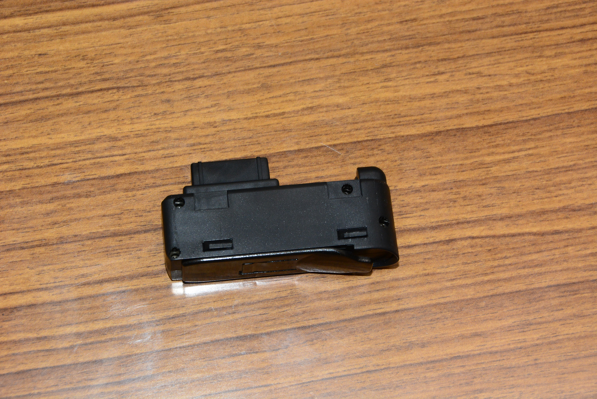 BB弾が20発入るマガジン。銃本体にすっぽり入り、出っ張りがない。しっかり装着されるが、ダミーキャリアーを押すだけで簡単に外すことができる