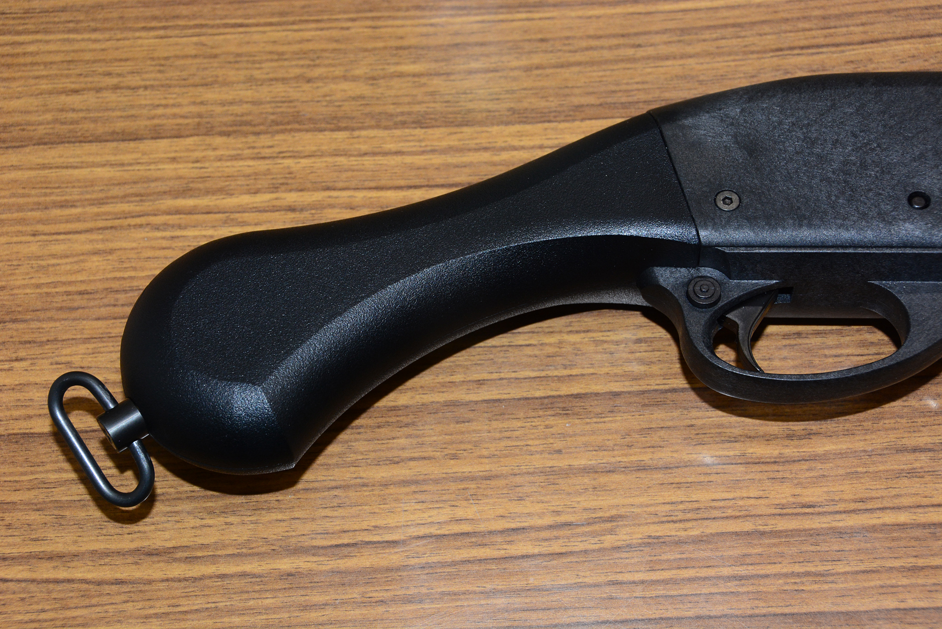 丸みを帯びた独特のデザインのラプターグリップ。実銃に寄せたデザインだけでなく、「CA870 TAC-10」としての使い勝手を考え細かい部分の調整を加えたこだわりの部分だ