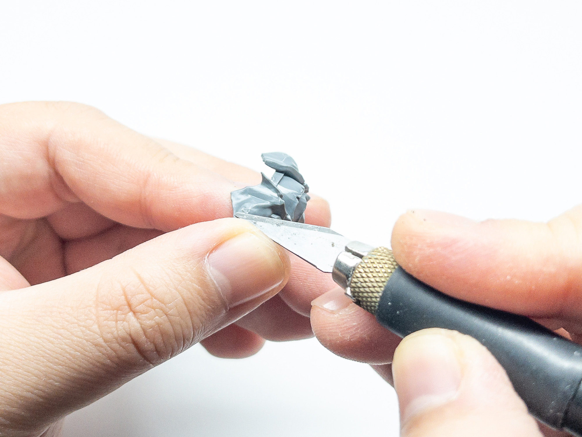 平らにしたい面と平行にナイフを当てて押し切る