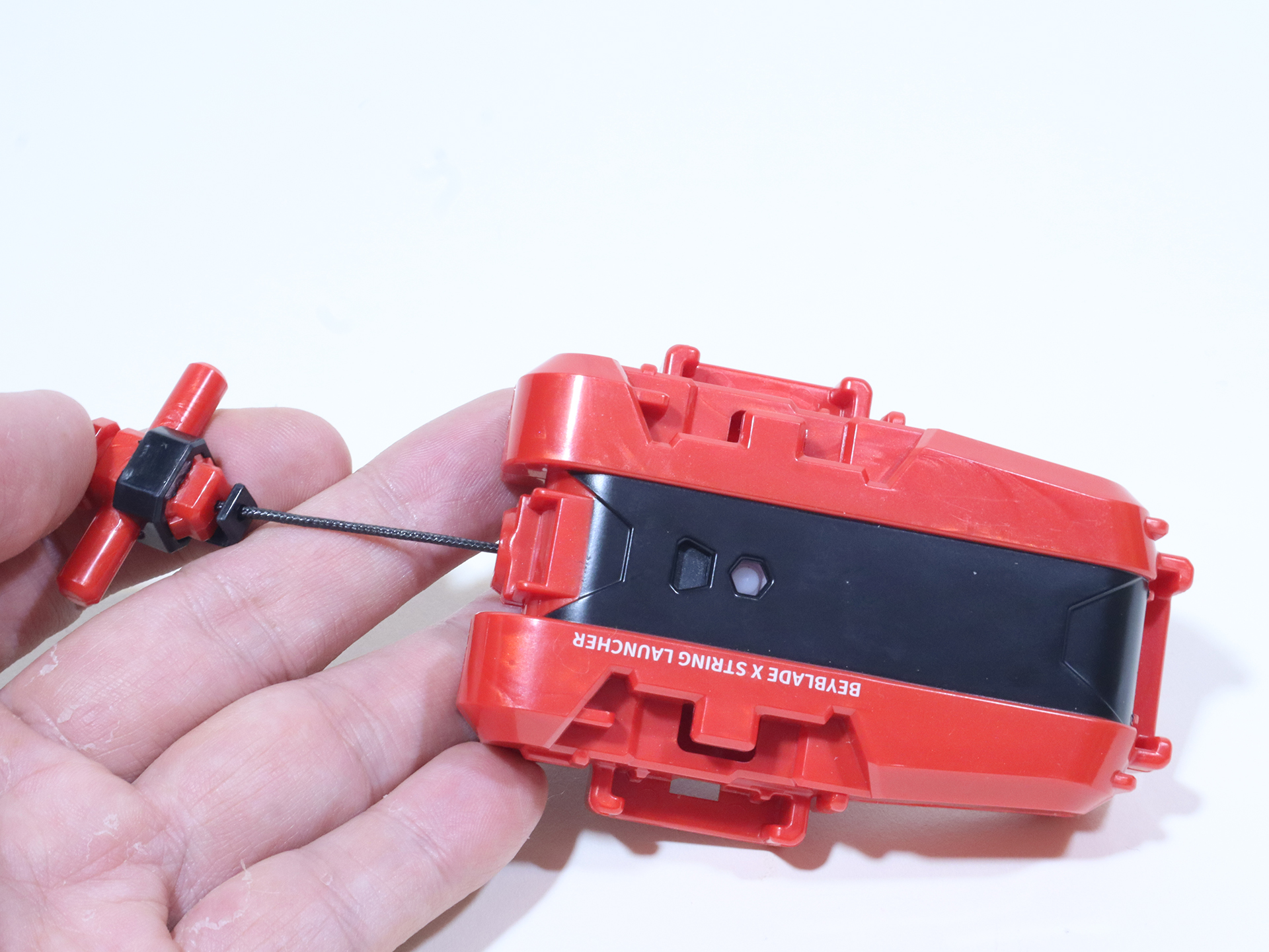 紐を引くことでベイを回す「ストリングランチャー」