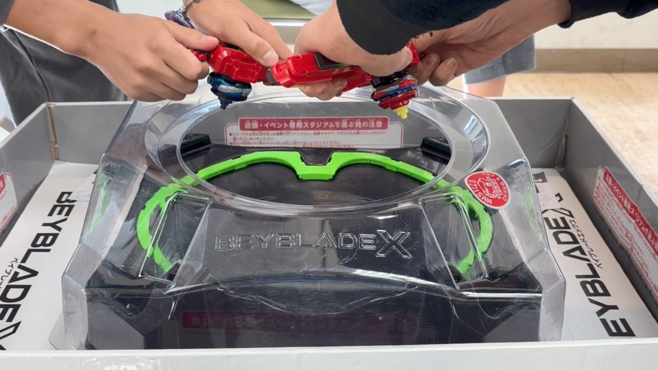 専用スタジアムを使ったバトルでは、上部のスペースから2人同時にベイをシュートする