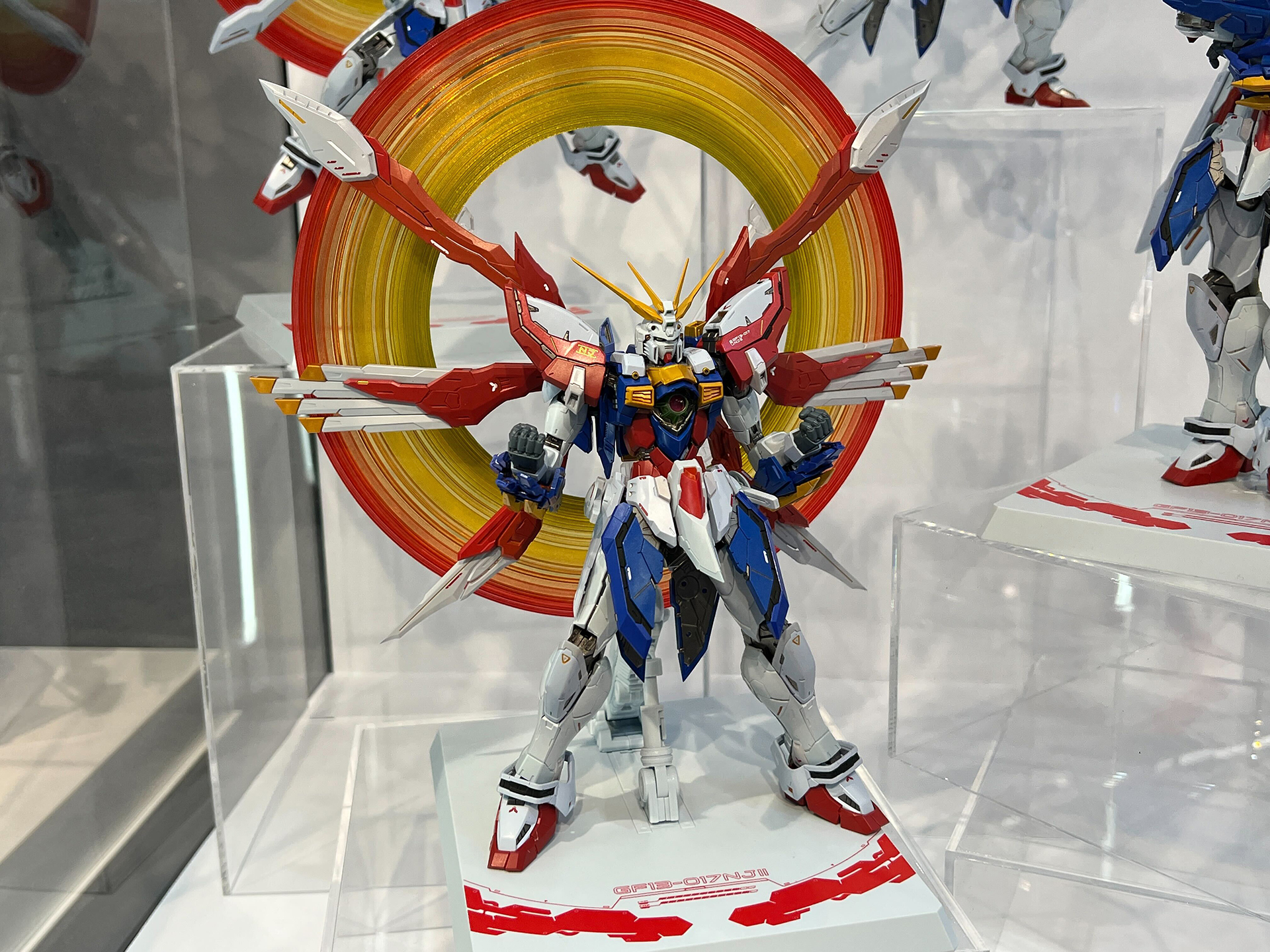 ゴッドガンダム弐。背中の羽の形状が大きく異なる