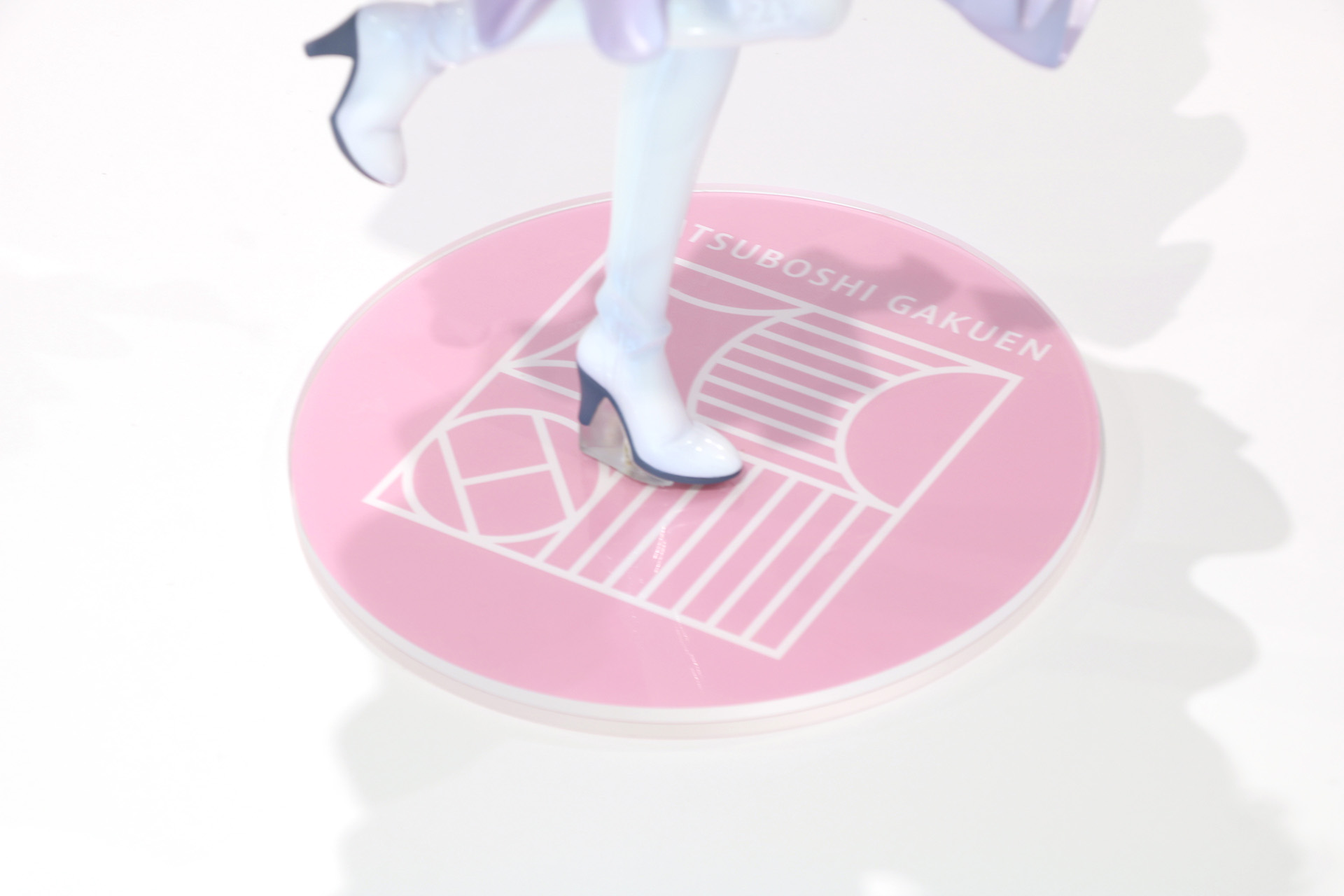 ゲームの舞台となる初星学園の校章がデザインされている<br />※画像は試作品を使用しています