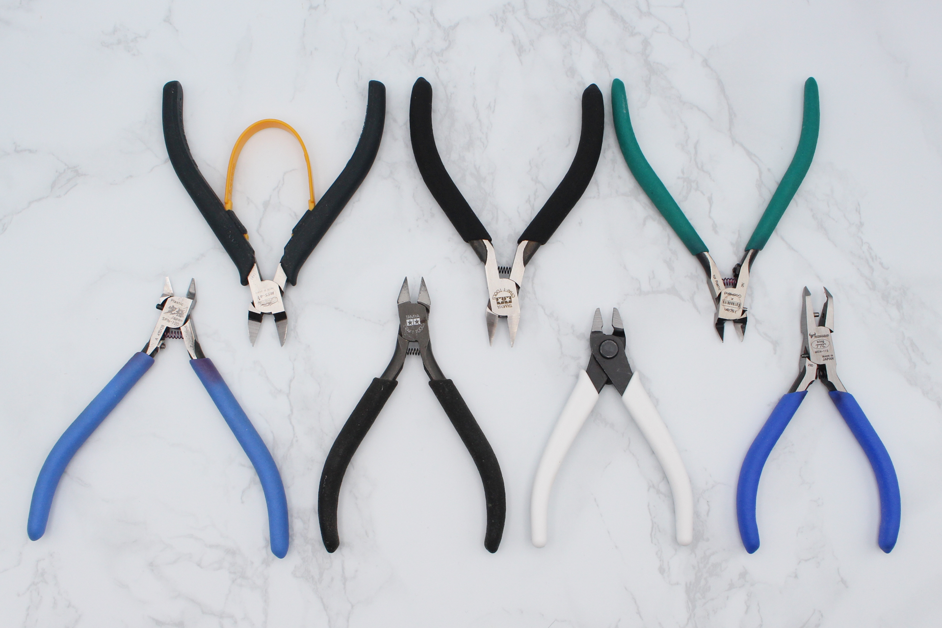 筆者自前のニッパーの一部。塗装や改造をしない、素組み（パチ組み）がほとんどなので、綺麗かつ楽に作るためにニッパーだけは色々と入手してきた