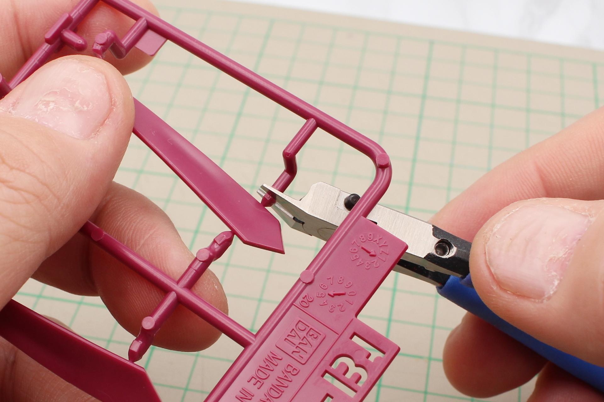 二度切りの基本。最初にゲートから2～3ミリ空けたところに刃を入れて切る