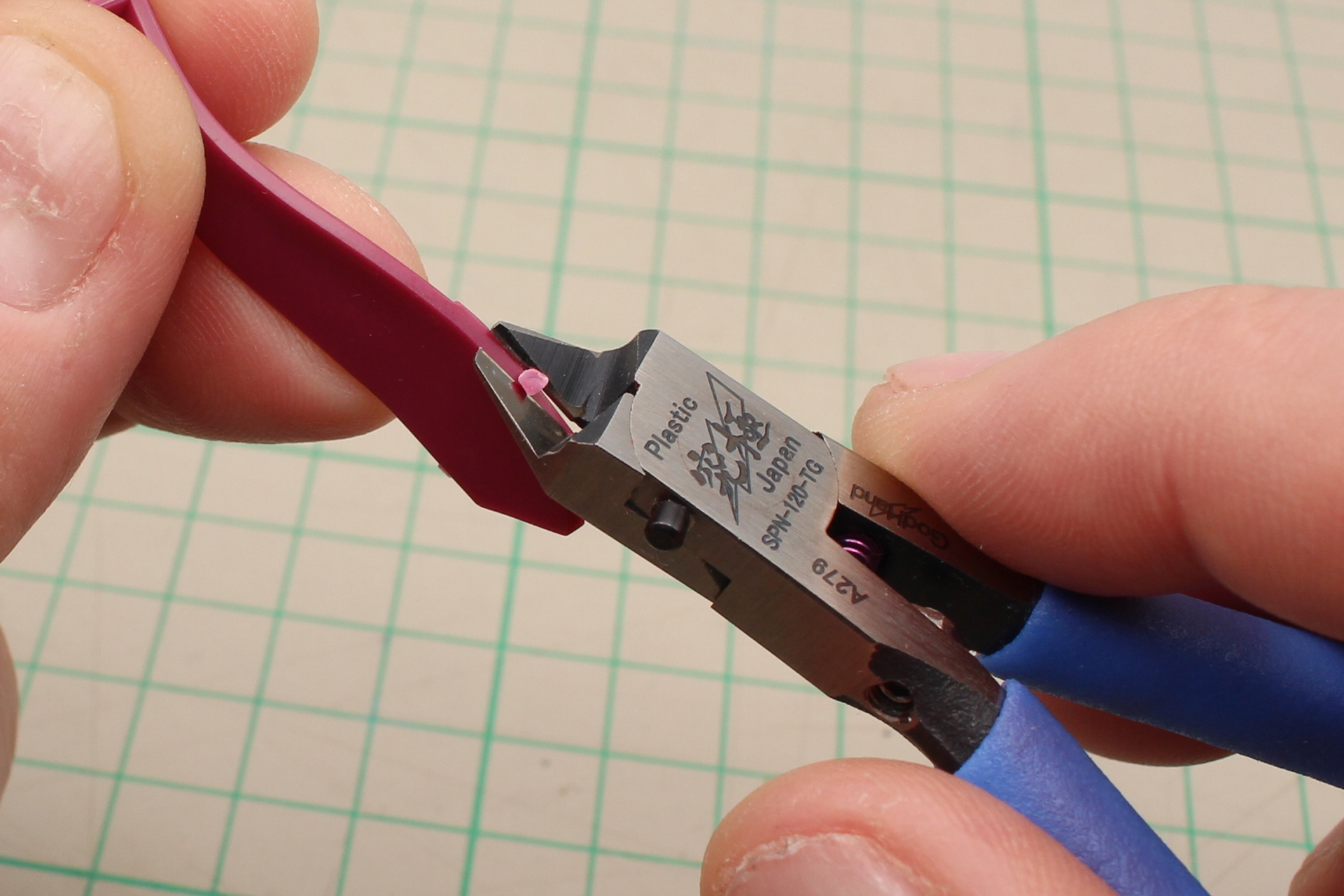 パーツを切り離したら、残ったゲートを切っていく