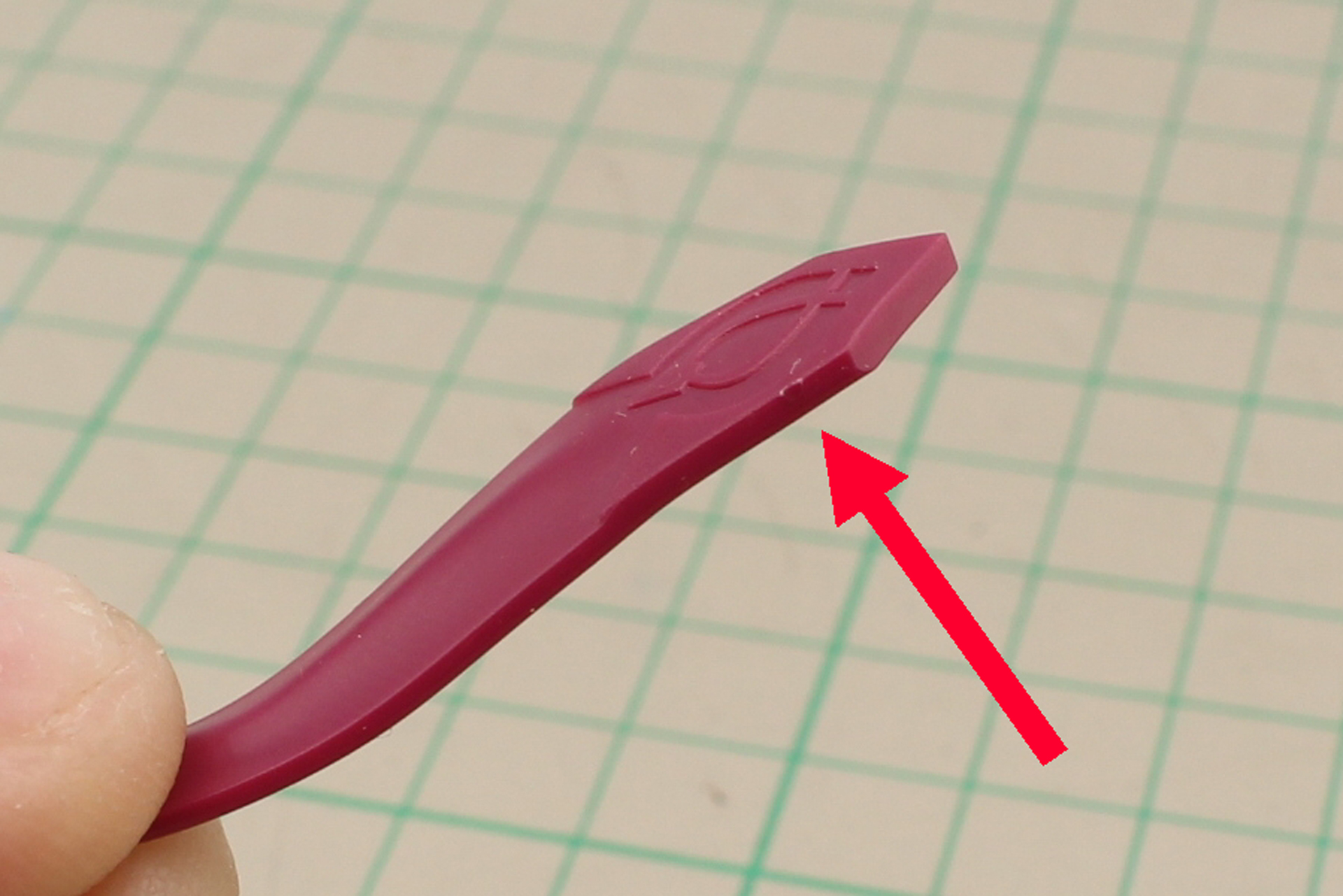 仕上がりは矢印のような感じ。よく切れるニッパーなら、表面処理をしなくても気にならない程度には仕上げられる