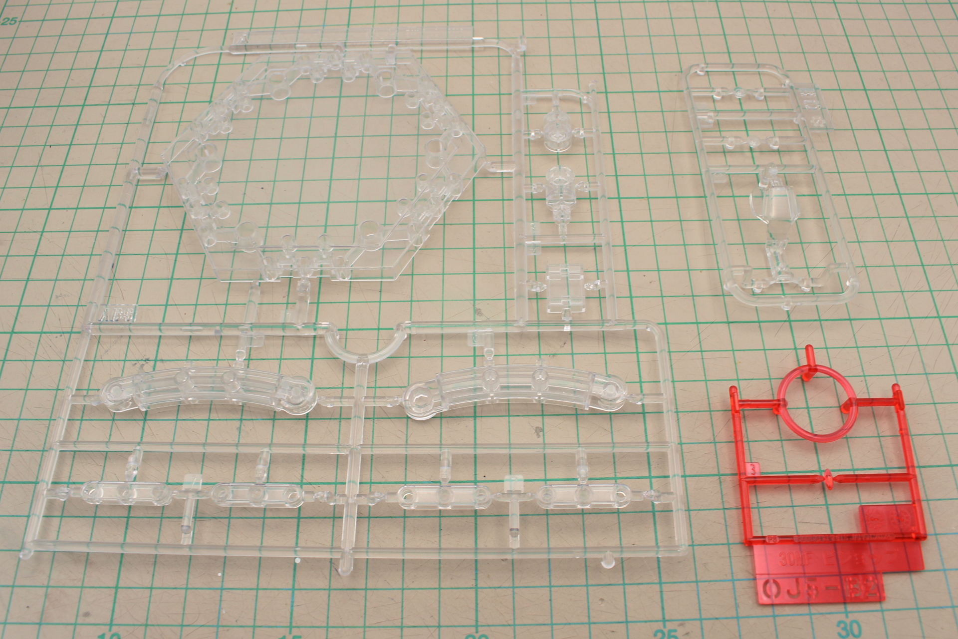 クリアパーツは通常のパーツよりも硬いので、ゲートを切るときも注意が必要だ