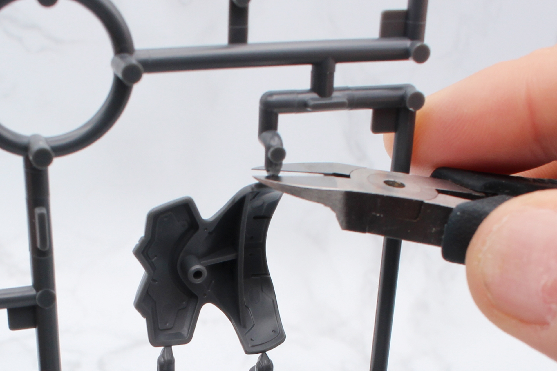 刃のある表側をパーツの反対側に向けて切る手段。これなら滑らずにパーツから離れた場所を切れる