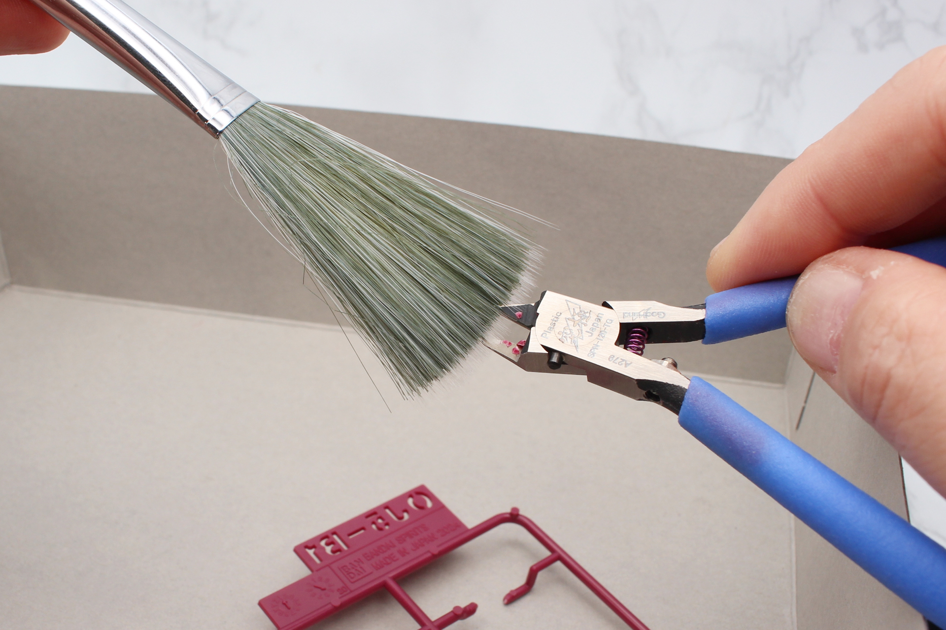 筆者は刃に付いた切りくずを落とすために、タミヤの「モデルクリーニングブラシ」や100均で買ったハケを使用している